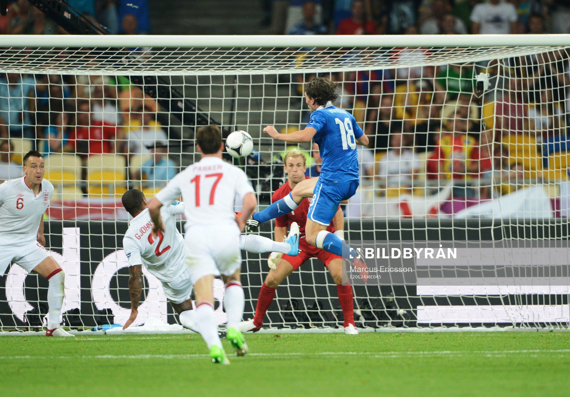 Phil Jagielka, Italien skjuter mot mål