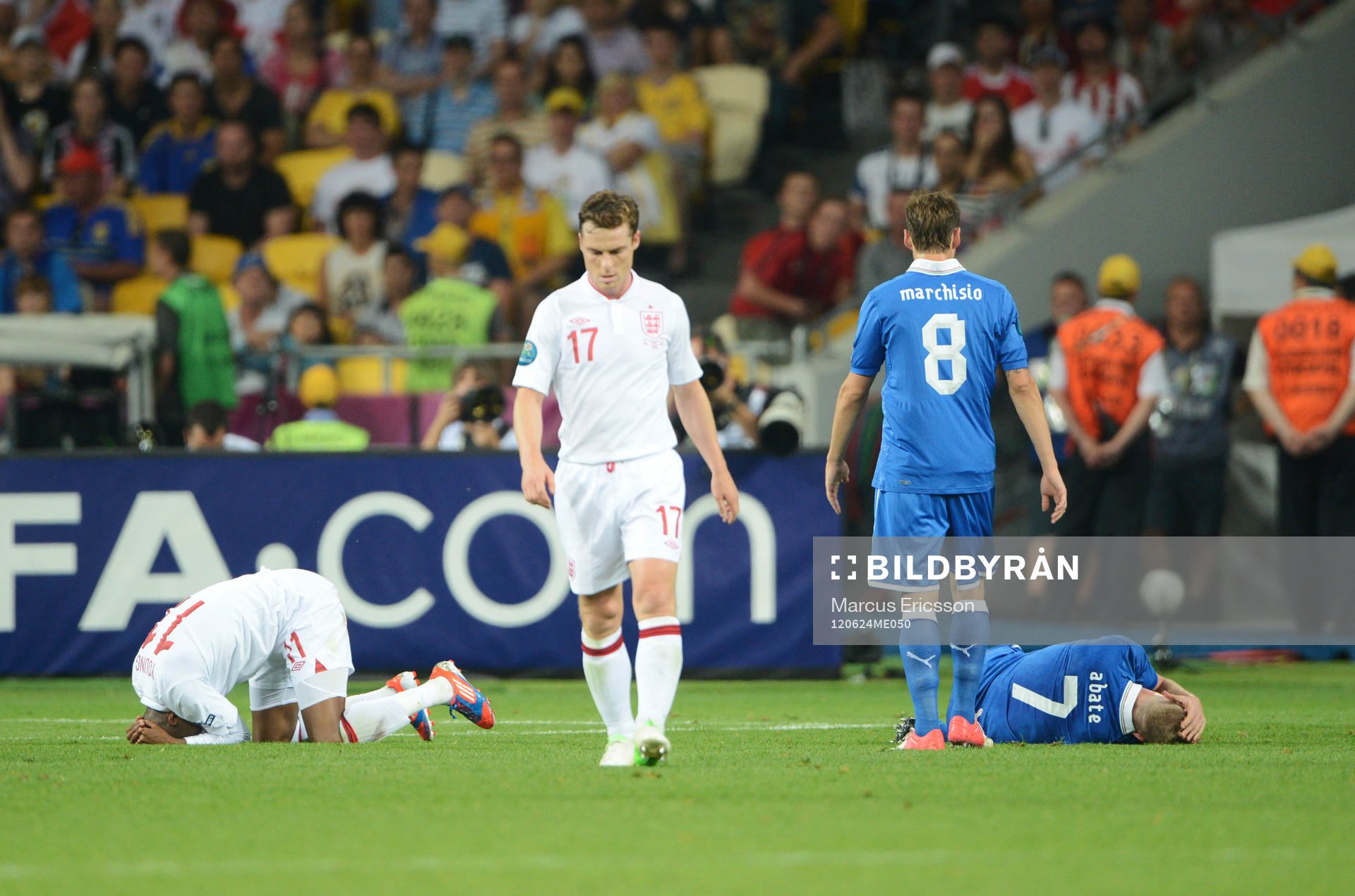  Ashley Young, England och Ignazio Abate, Italien, krockade i en nickduell. Scott Parker, England