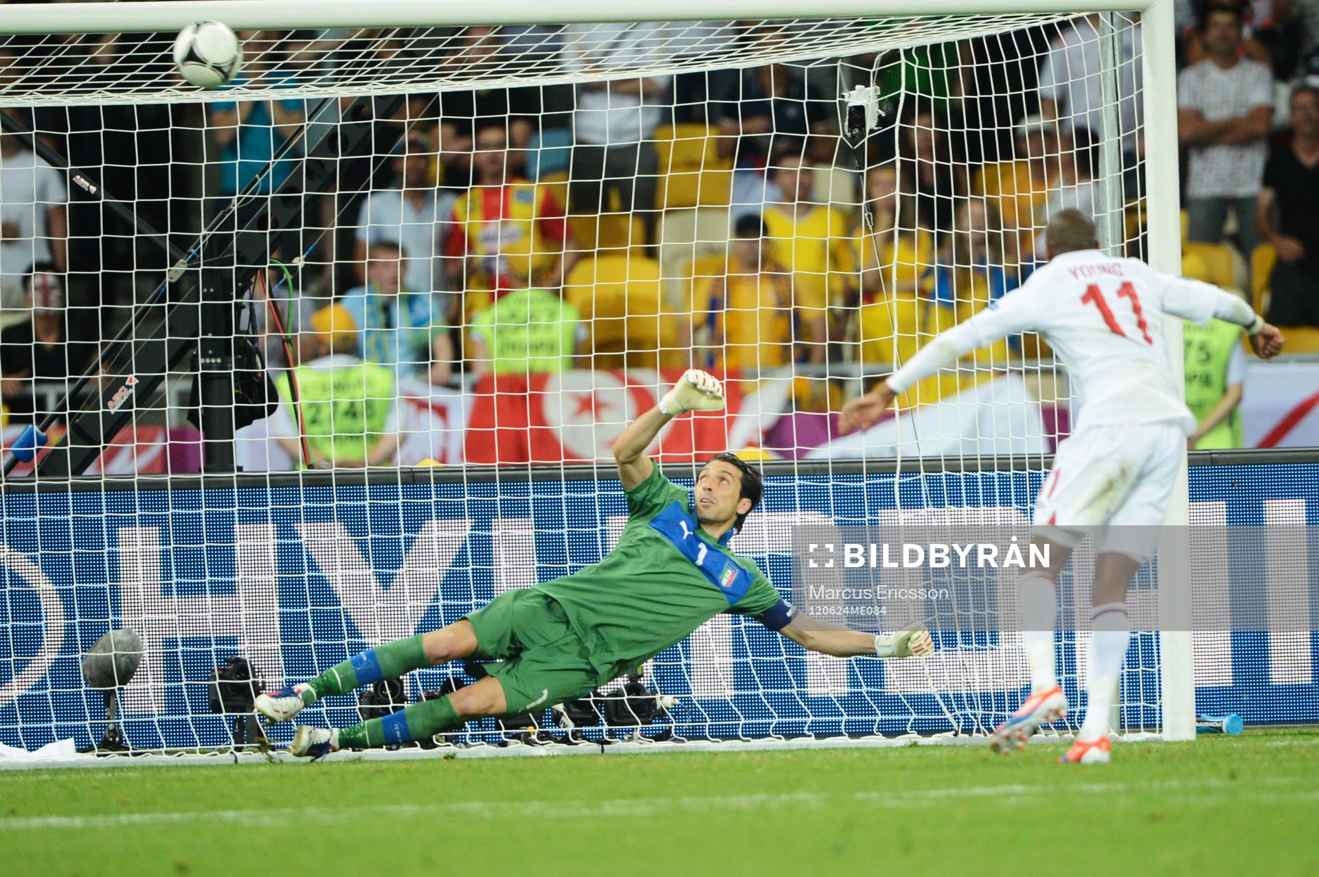 Ashley Young, England, skjuter bollen i ribban. Gianluigi,