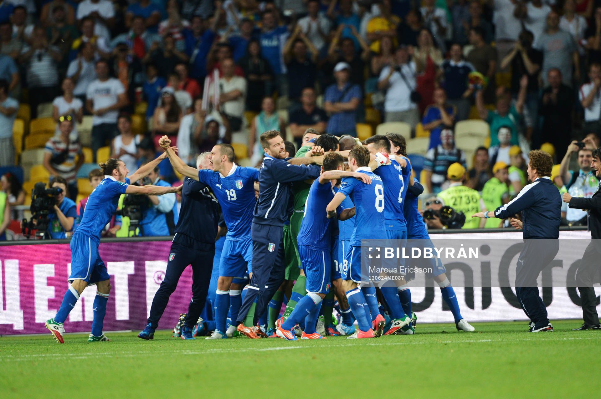  Vild glädjeyta i Italien efter segern. Italien i semifinal efter 4-2 på straffar.