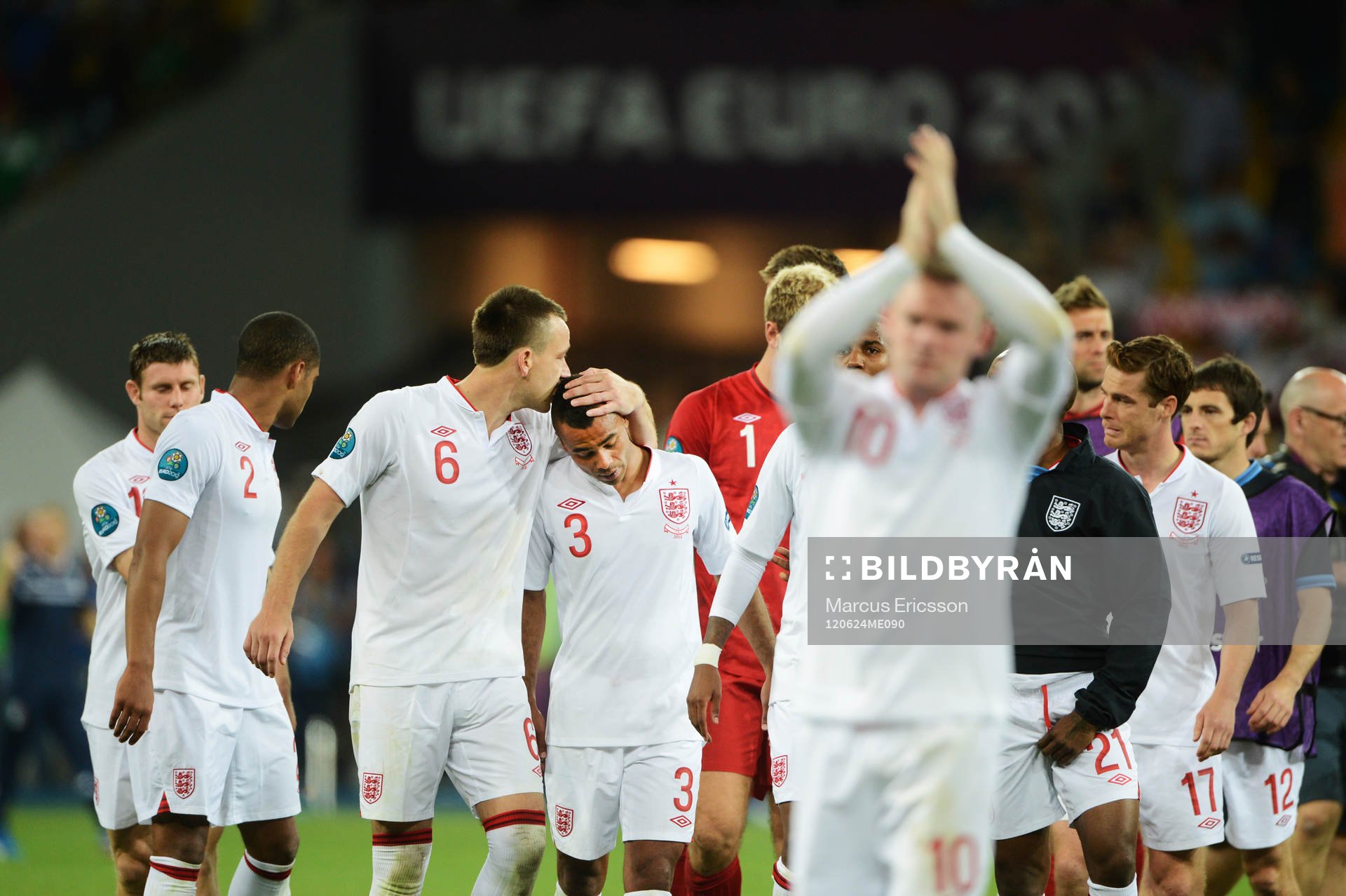 John Terry tröstar Ashley Cole, England