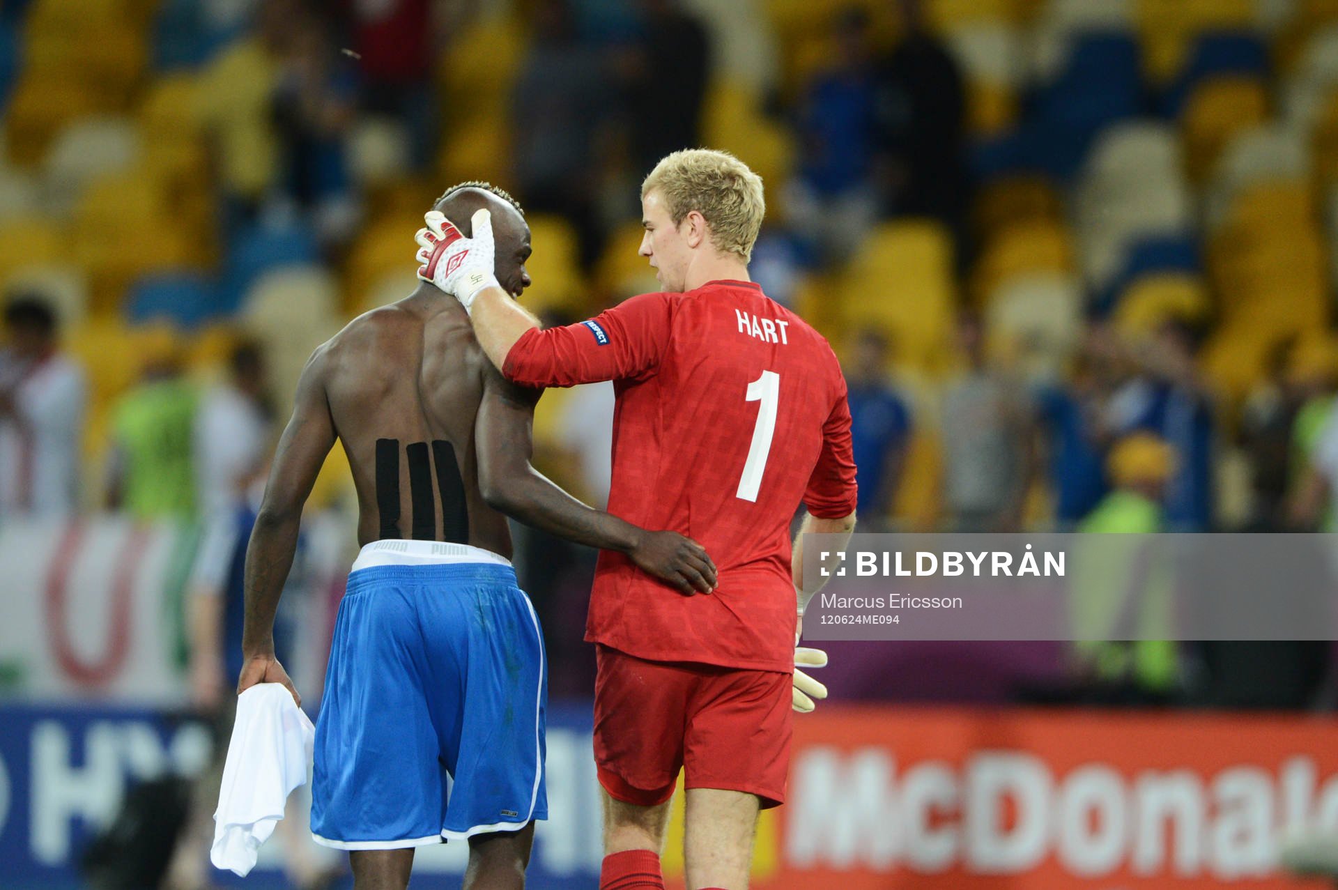 Mario Balotelli, Italien, tackar Joe Hart, målvakt,