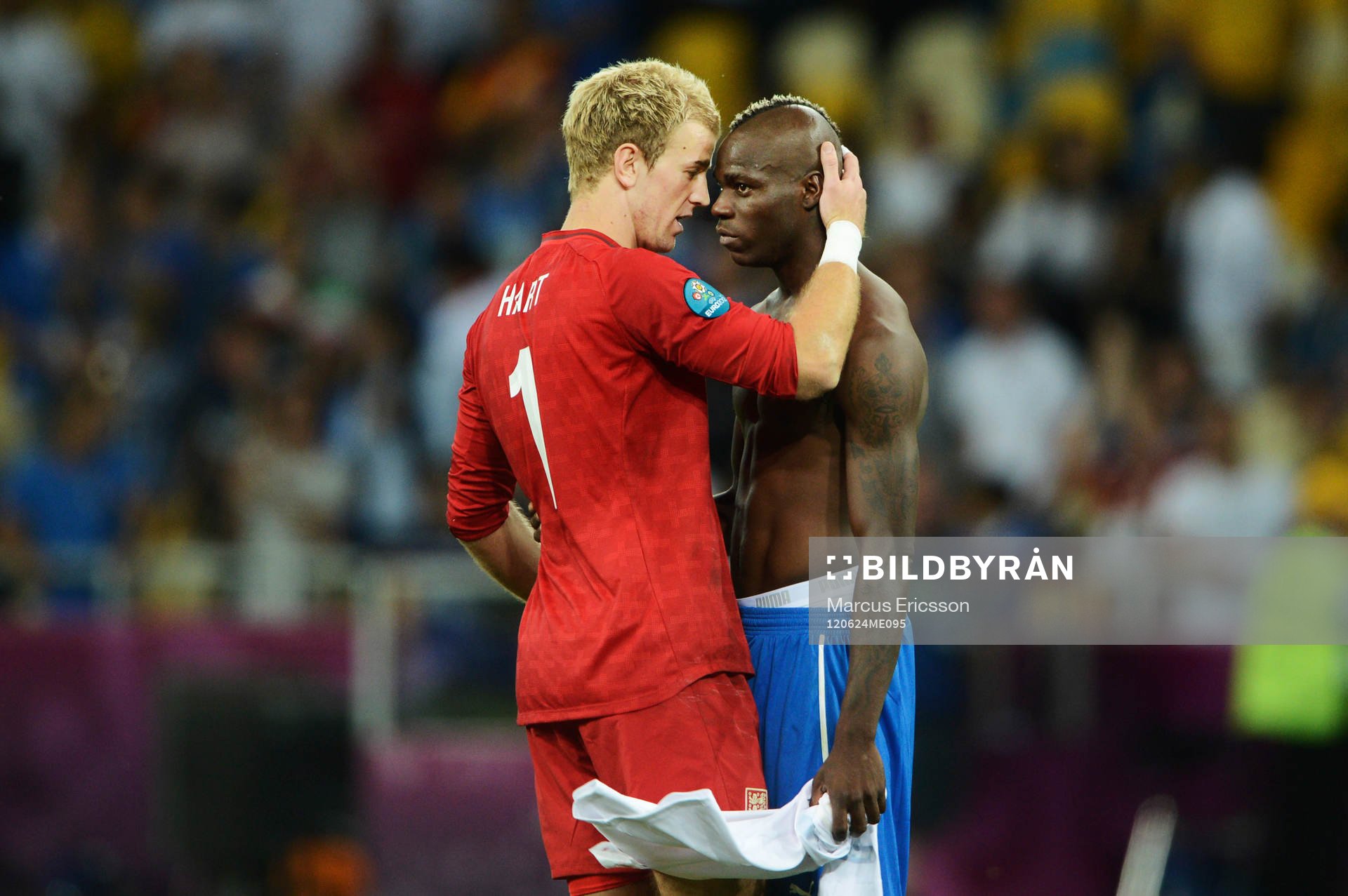  Mario Balotelli, Italien, tackar Joe Hart, målvakt, England, för matchen.