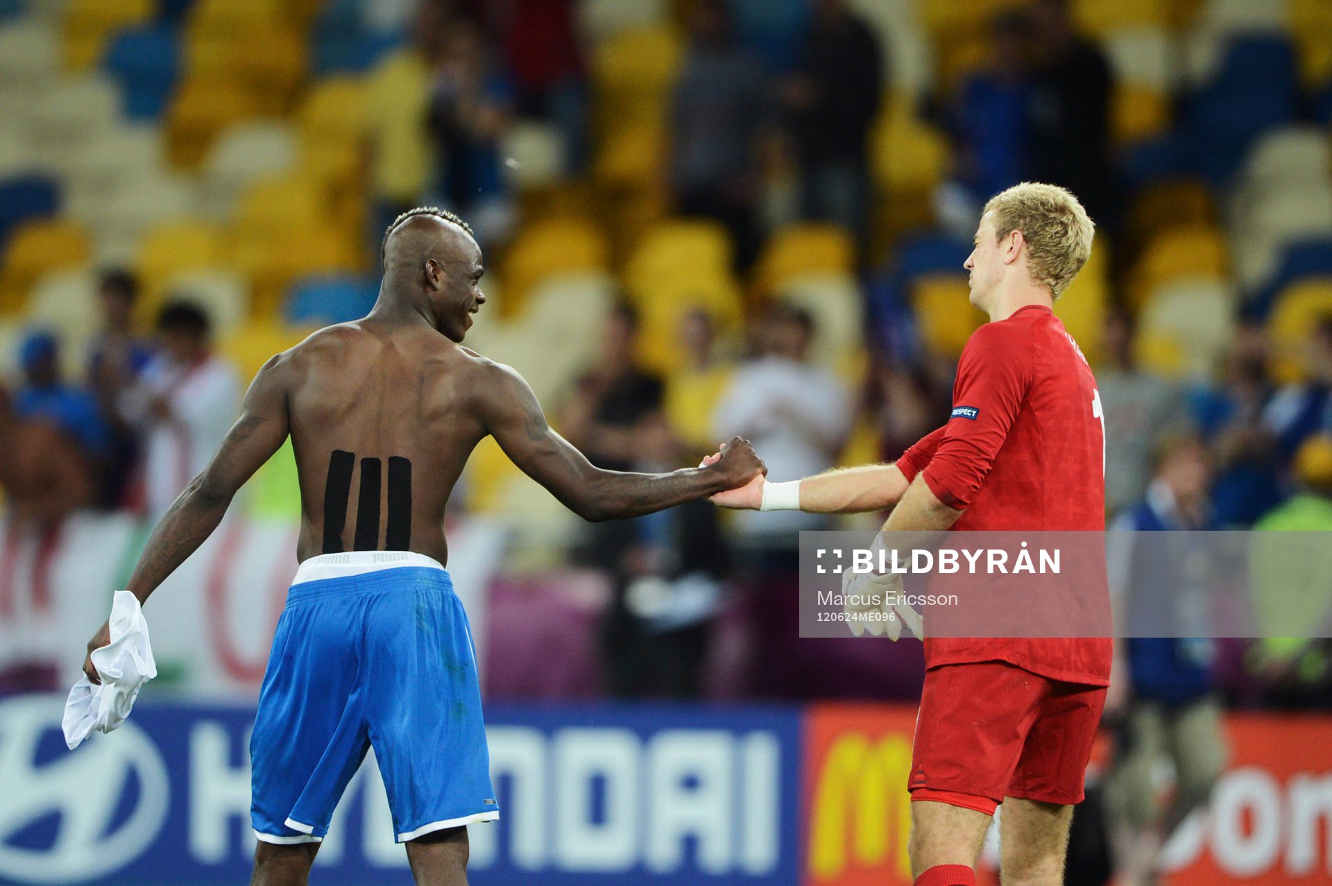  Mario Balotelli, Italien, tar Joe Hart, målvaktm England, i hand.