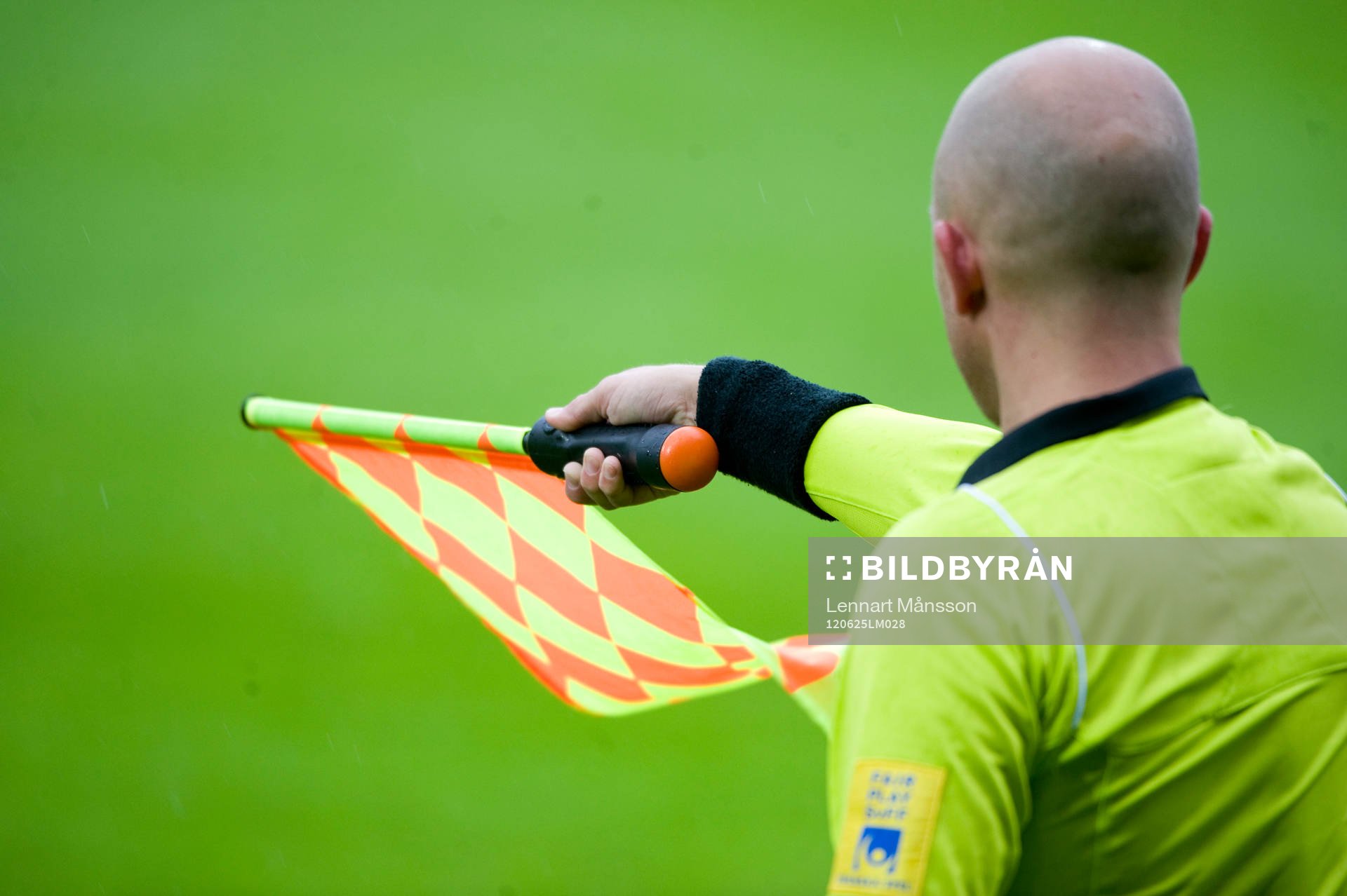 Assisterande domare vinkar för offside offside