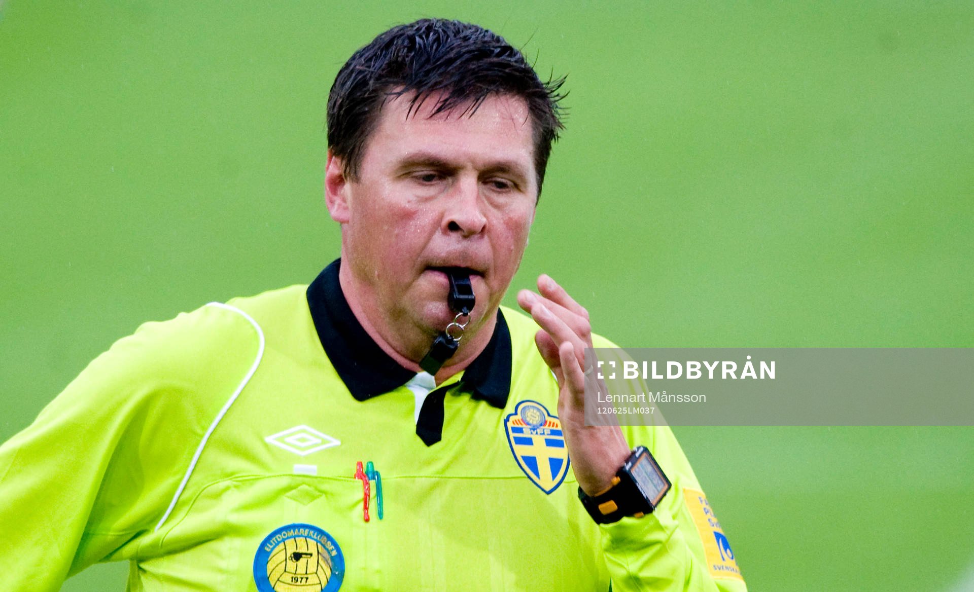 Antti Kanerva, domare, visselpipa i mun, pipa