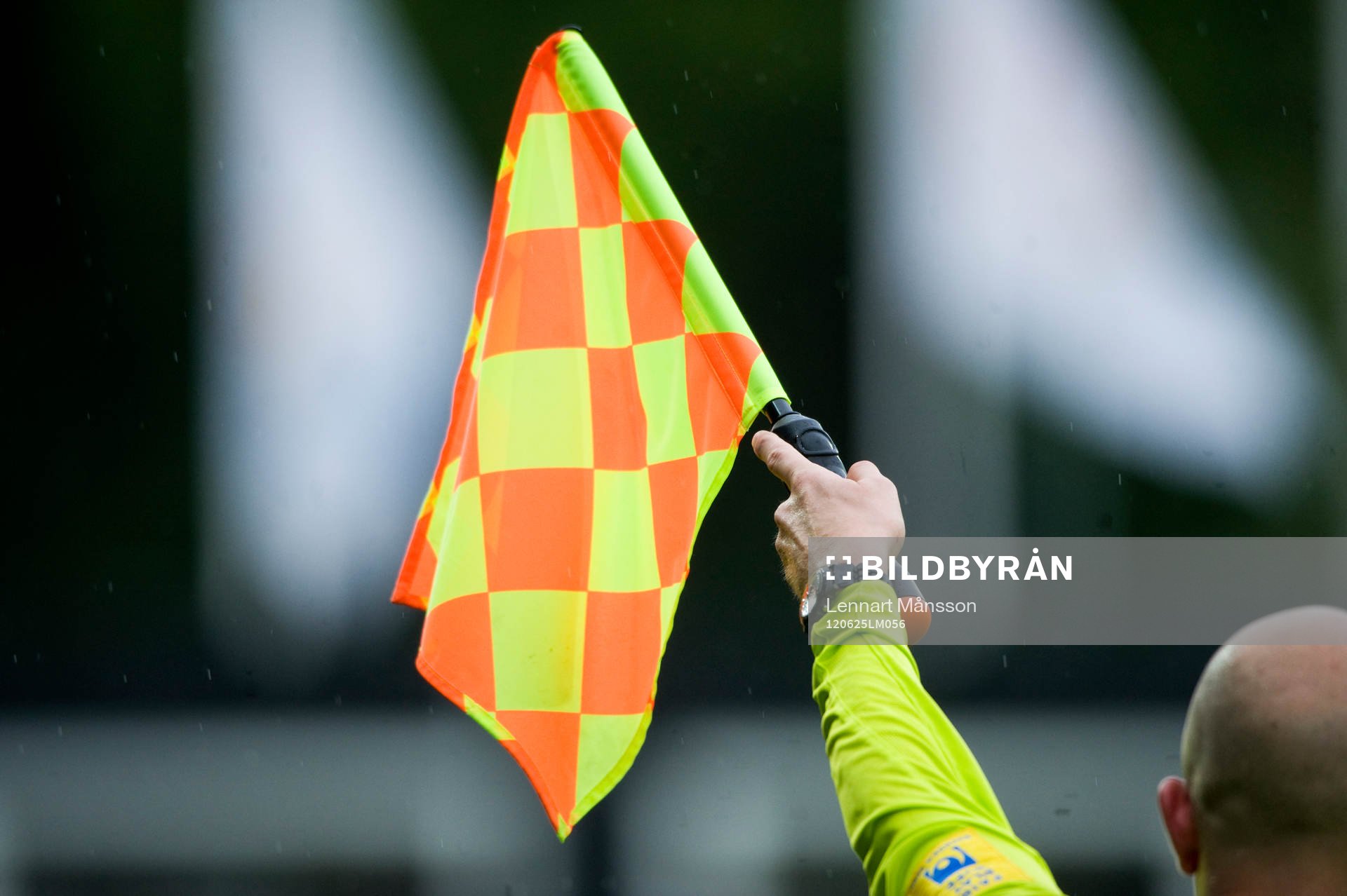 Flagga, assisterande domare vinkar