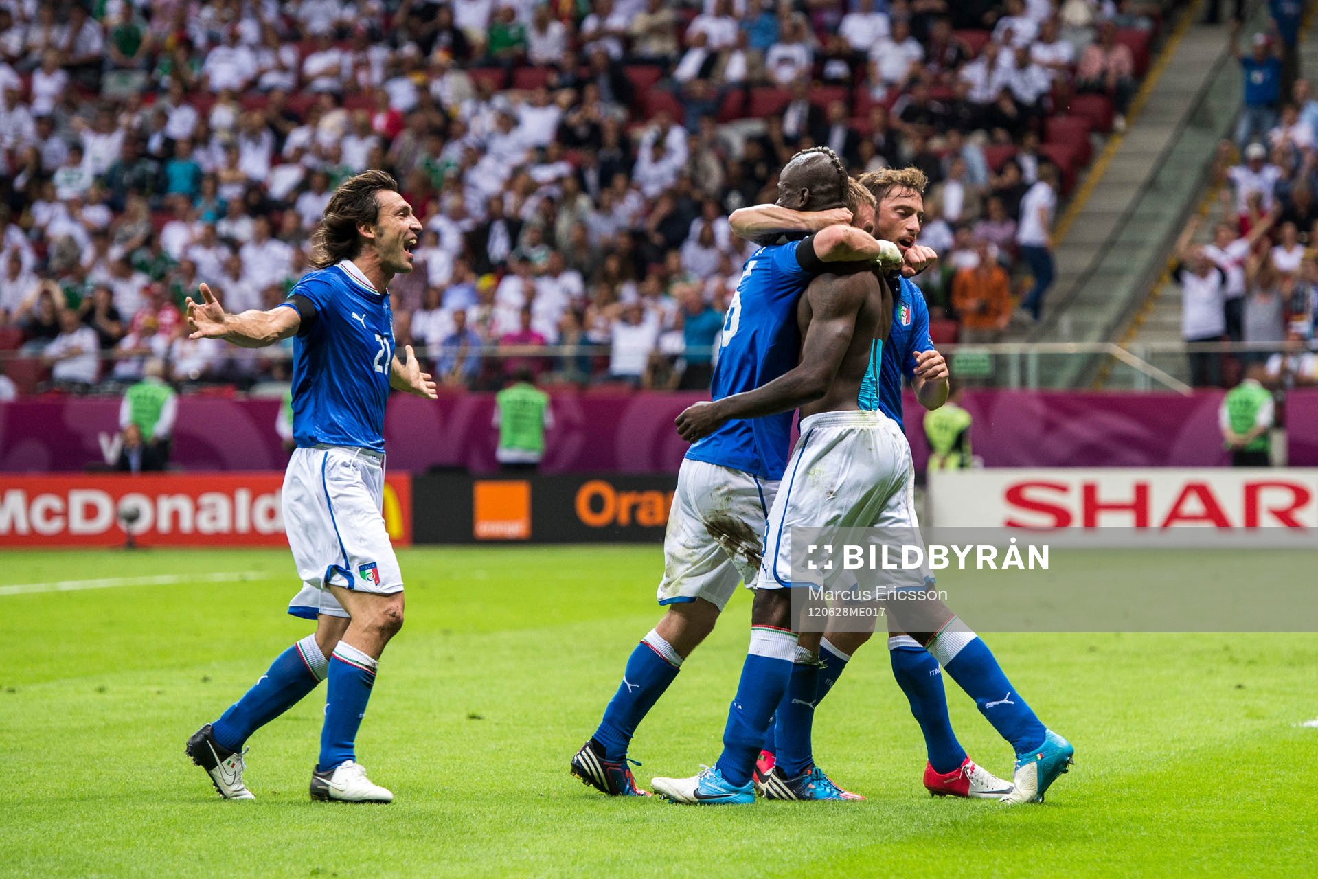 Andrea Pirlo, Italien, jubel med Mario Balotelli