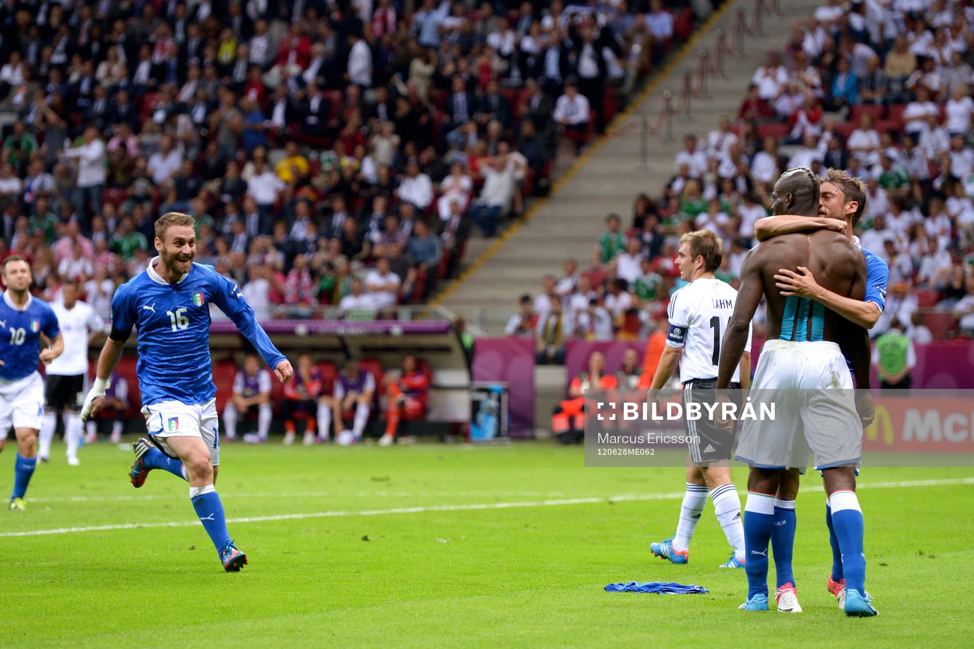  Daniele De Rossi, Italien, jubel mot Mario Balotelli som gjorde 0-2.