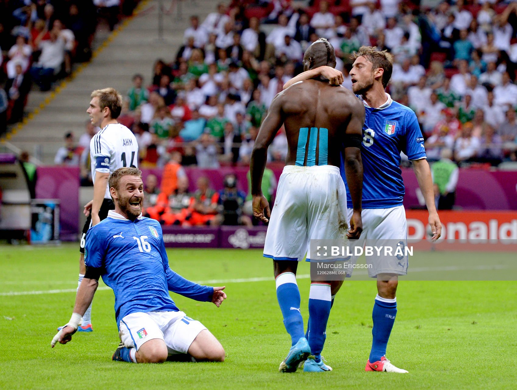 Daniele De Rossi, Italien, jubel mot Mario Balotelli och