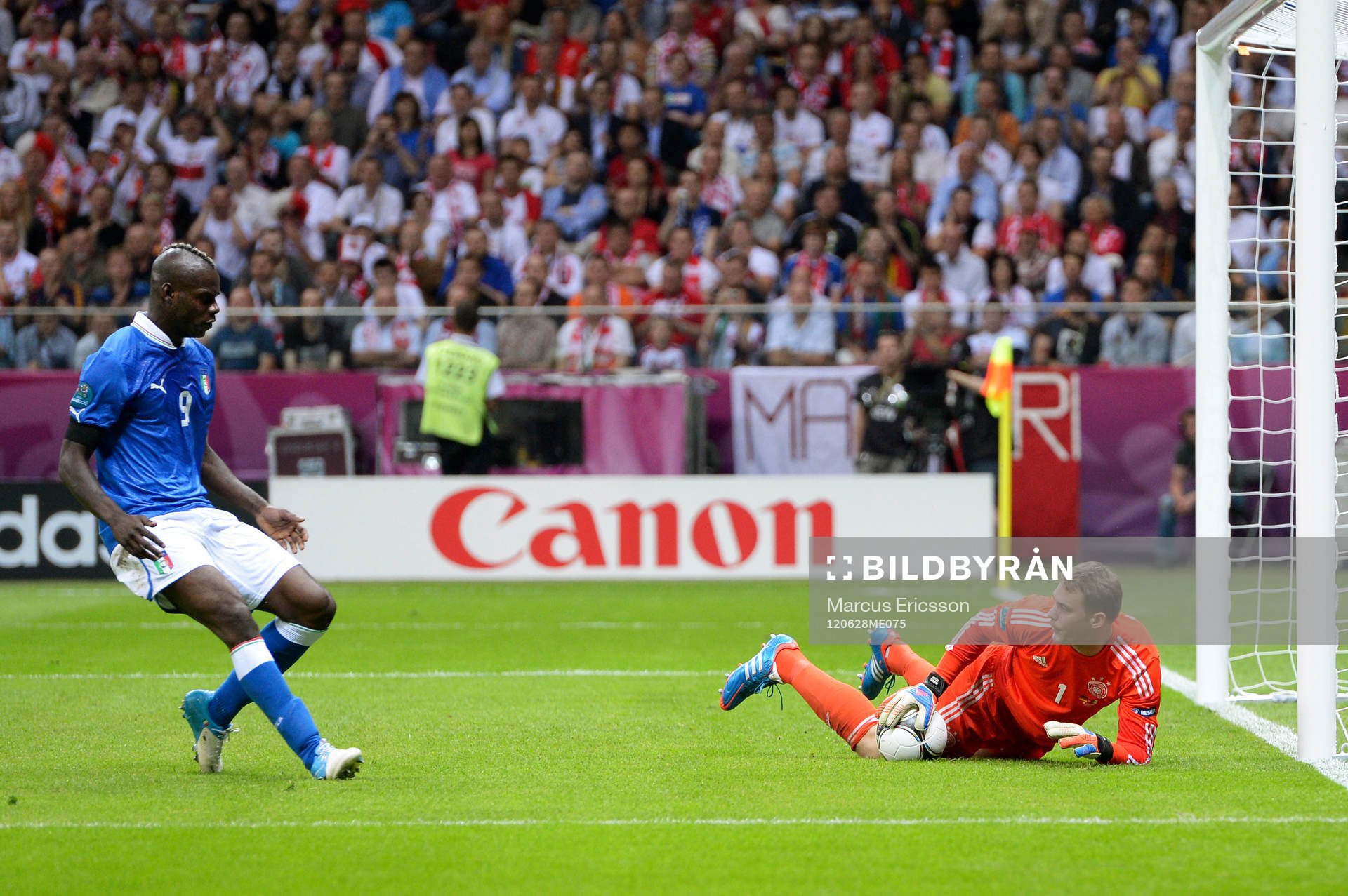 Mario Balotelli, Italien och Manuel Neuer, målvakt,