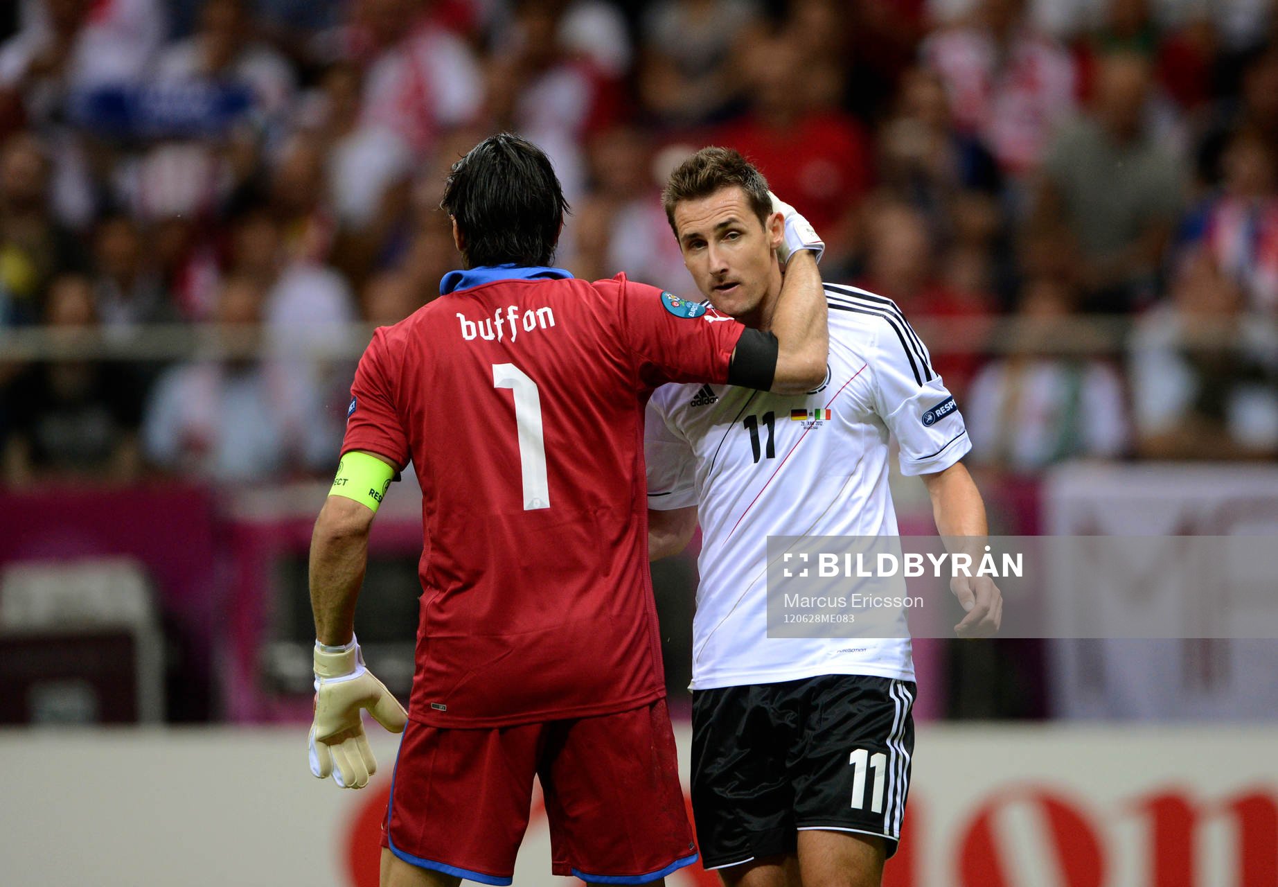 Miroslav KLose, Tyskland klappas om av Gianluigi Buffon,