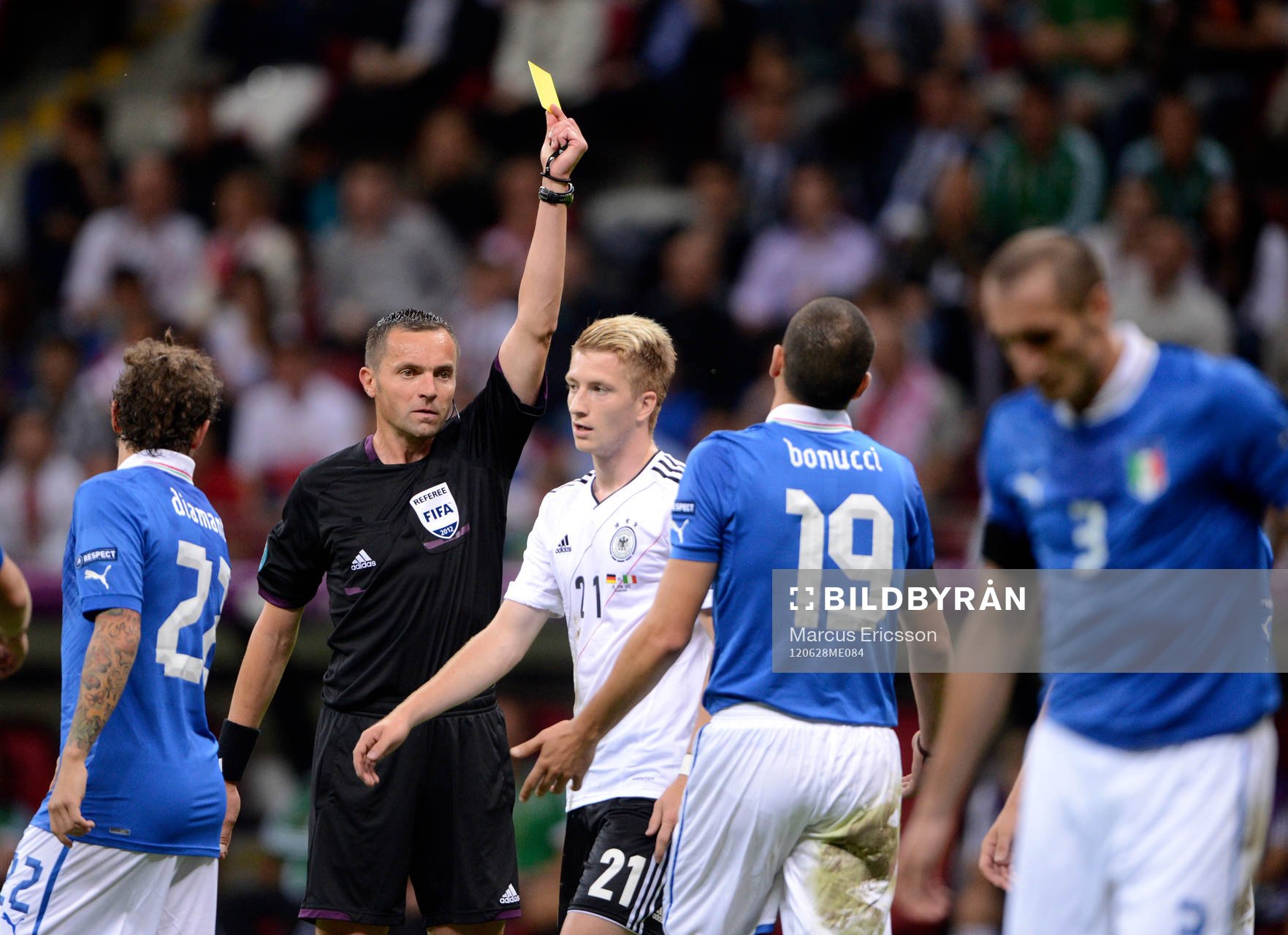 Stephane Lannoy, domare, gult kort till Leonardo Bonucci,