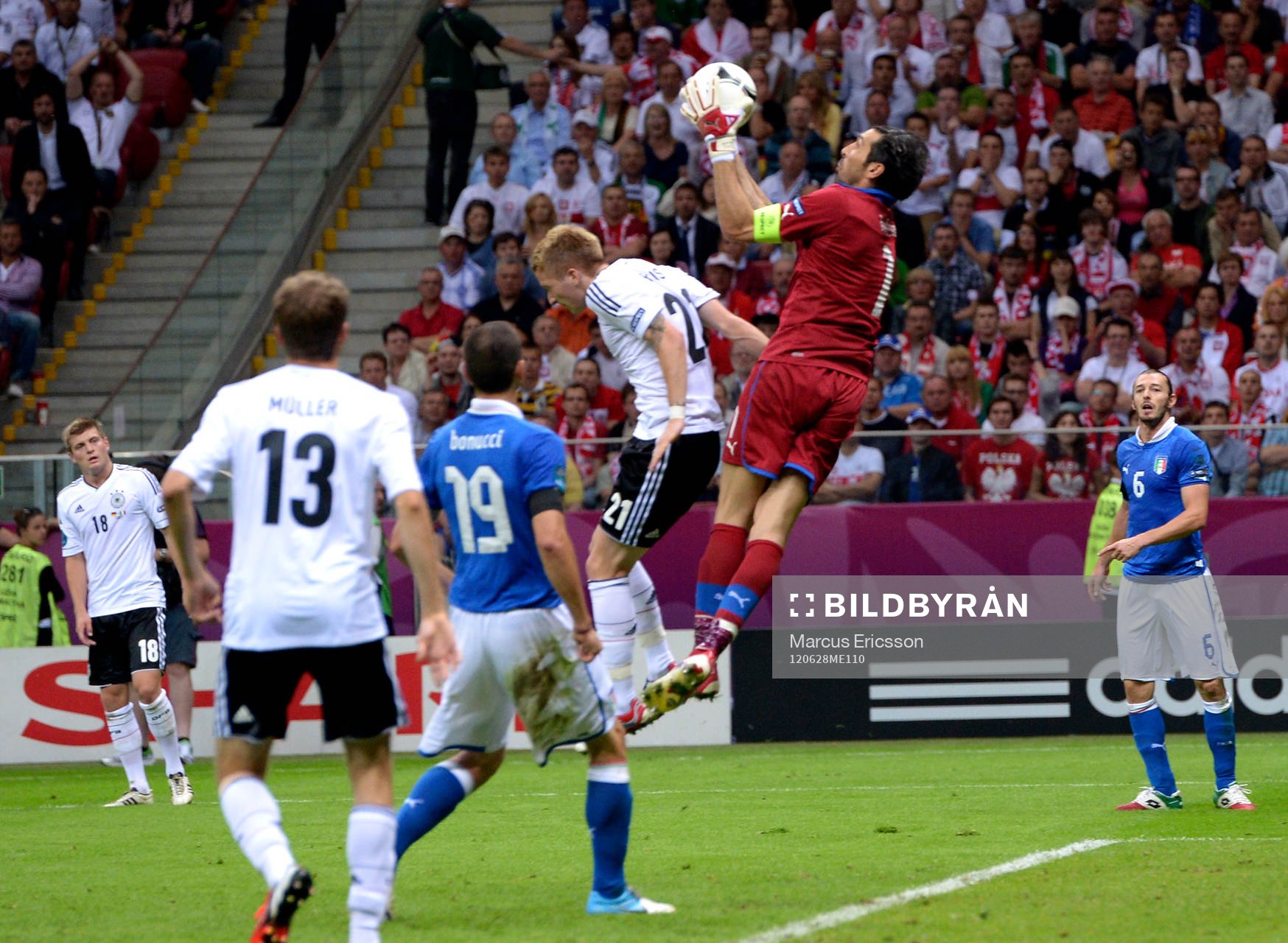 Gianluigi Buffon, målvakt, Italien, gör en räddning