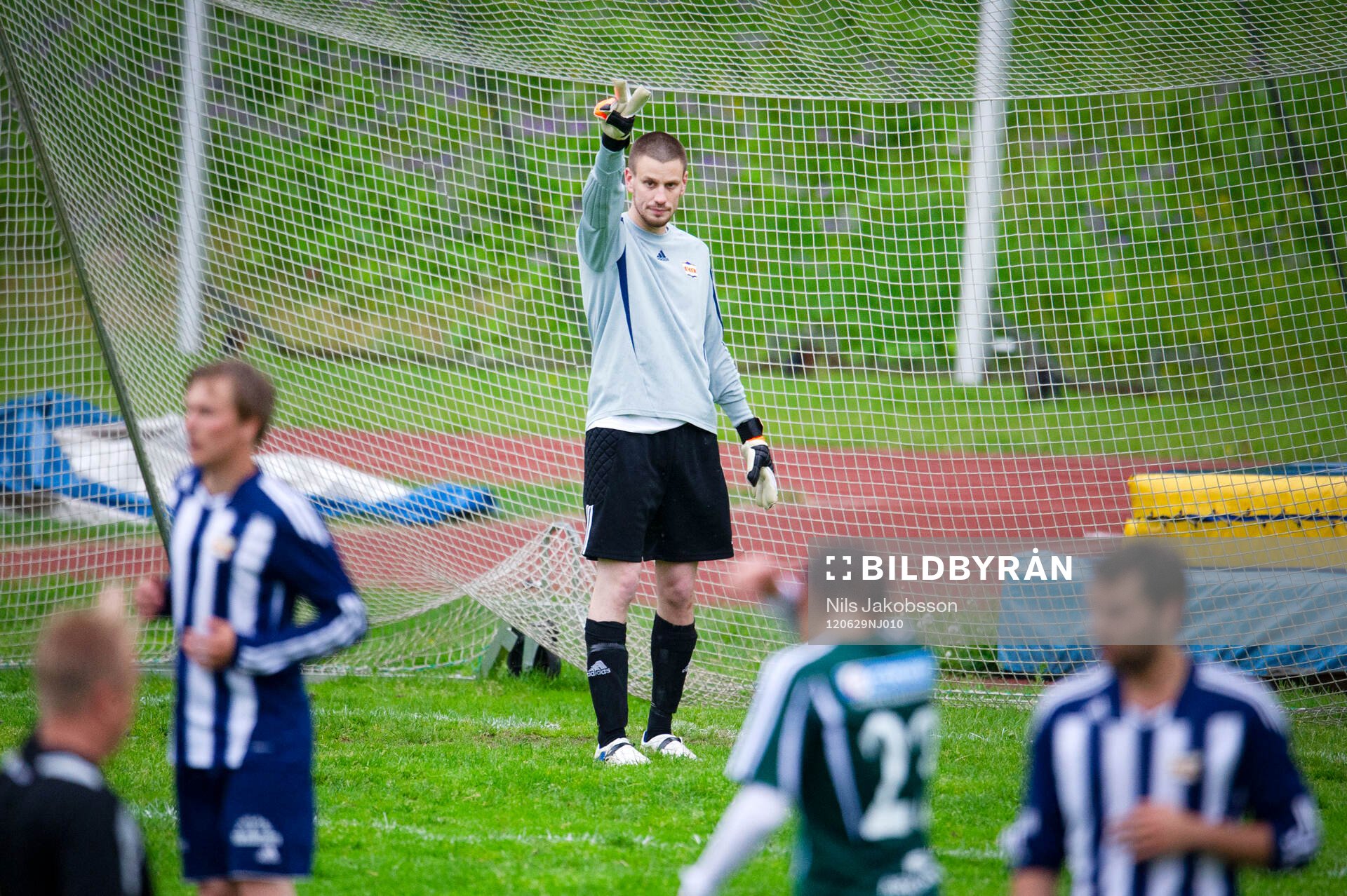 Martin Jutman, målvakt Kovland, dirigerar sin frisparksmur