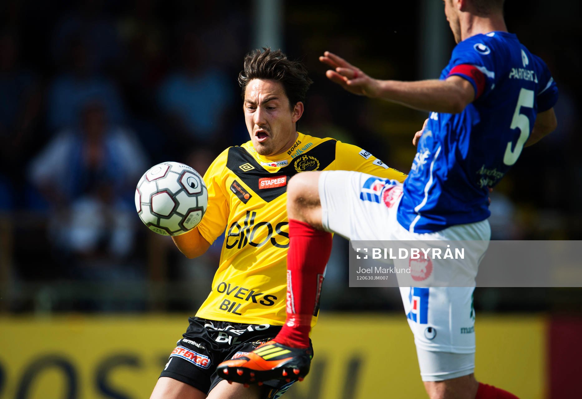 Stefan Ishizaki, Elfsborg, utmanas av Daniel Hallingström,