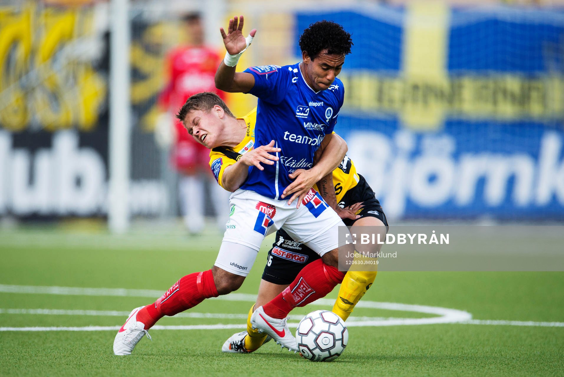 Viktor Claesson, Elfsborg, försöker stoppa Bruno Manoel