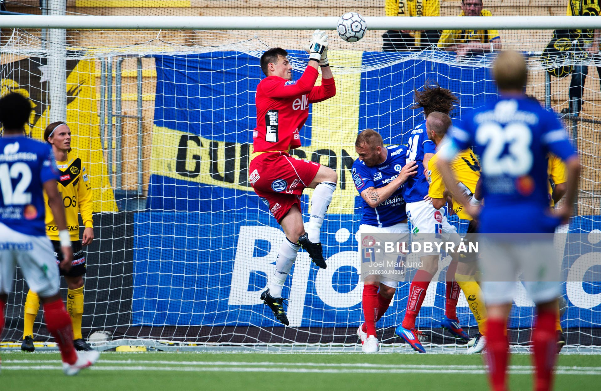 Kevin Stuhr Ellegaard, målvakt, Elfsborg, tappar bollen i