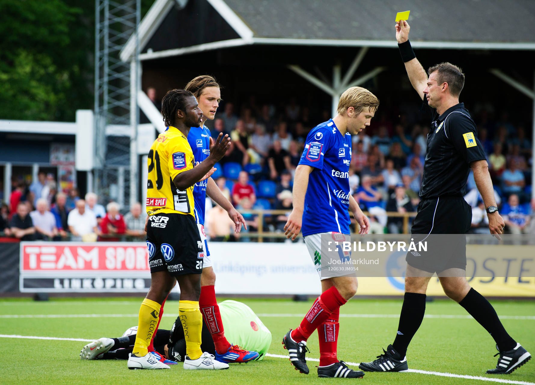 Amadou Jawo, Elfsborg, får ett gult kort av Daniel