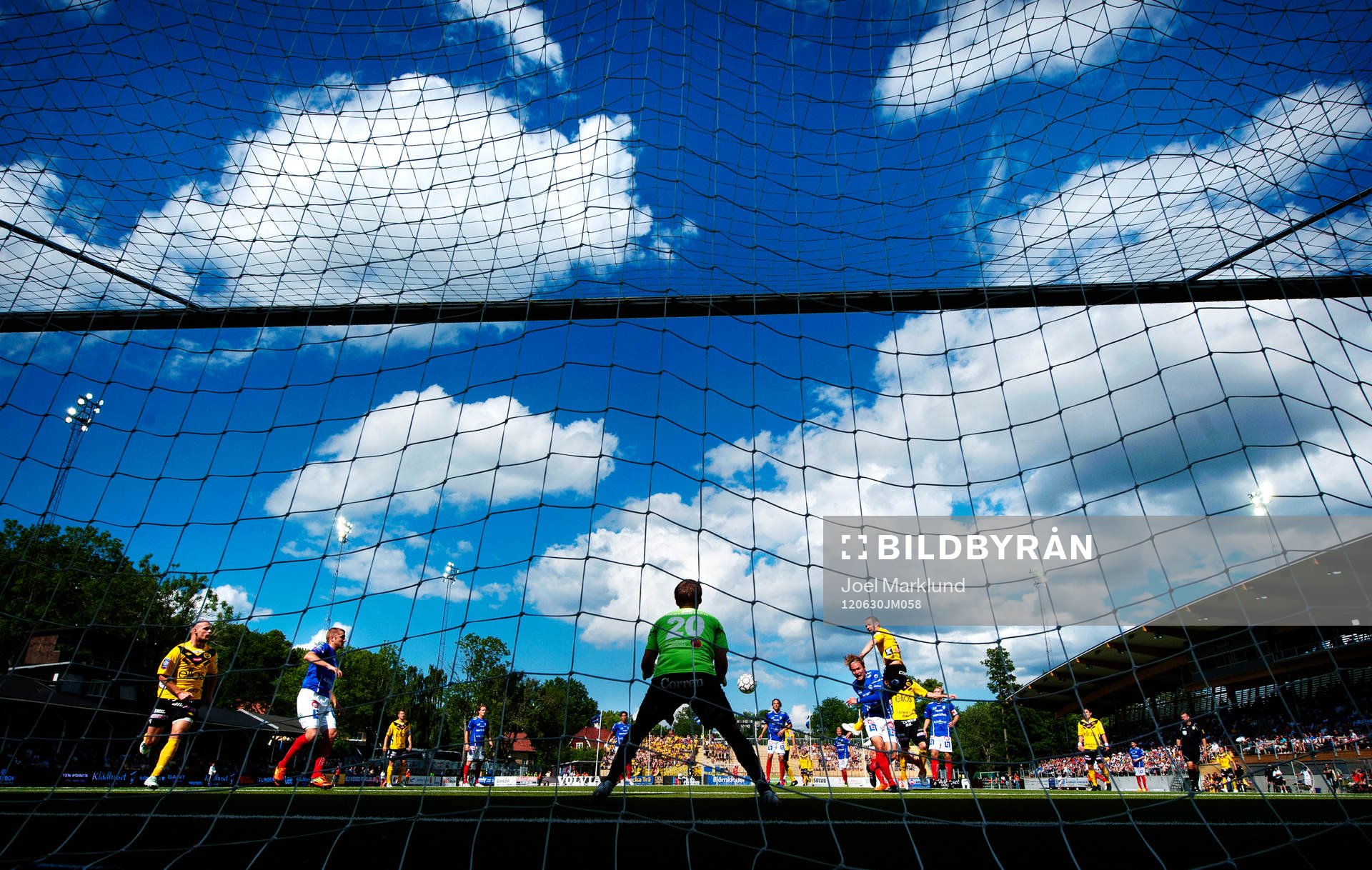 Jon Jönsson, Elfsborg, nickar bollen mot mål