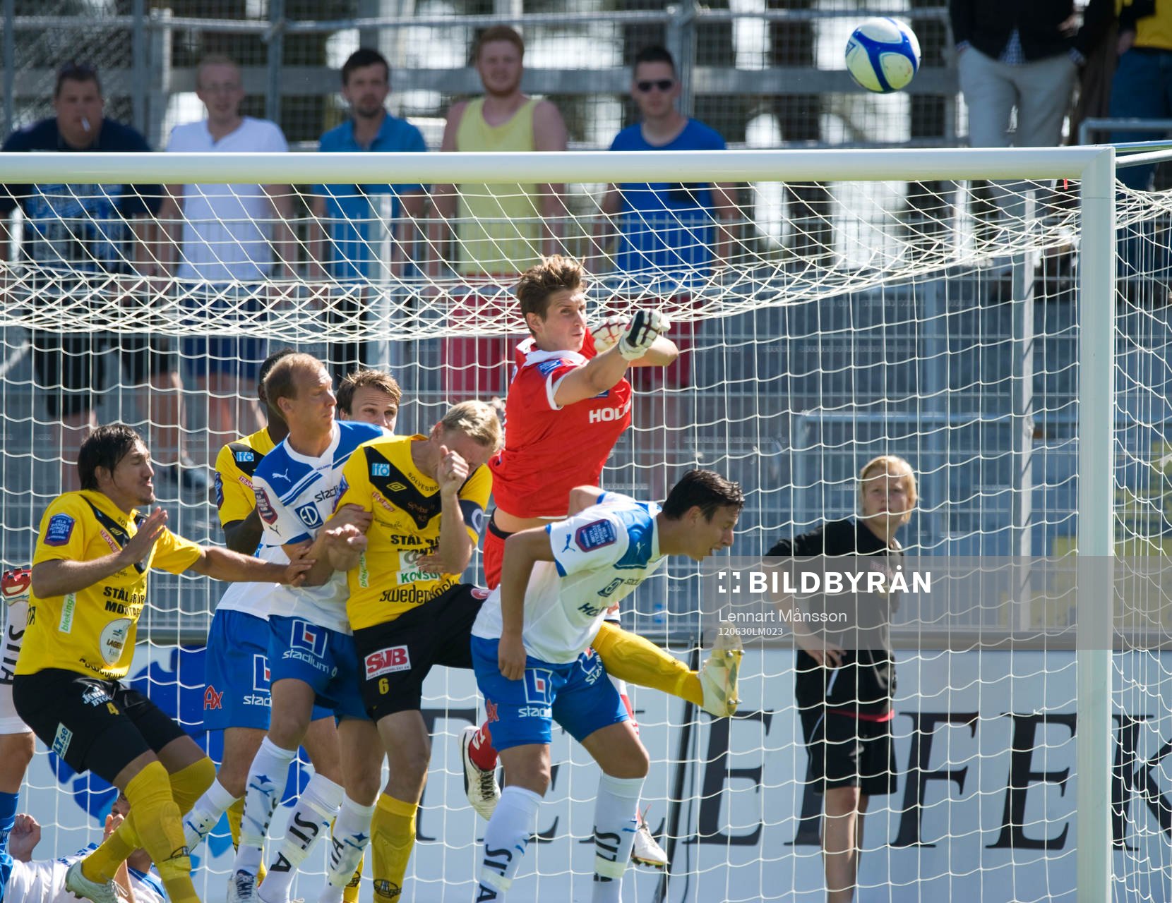 David Nilsson, målvakt, Norrköping, boxar undan bollen