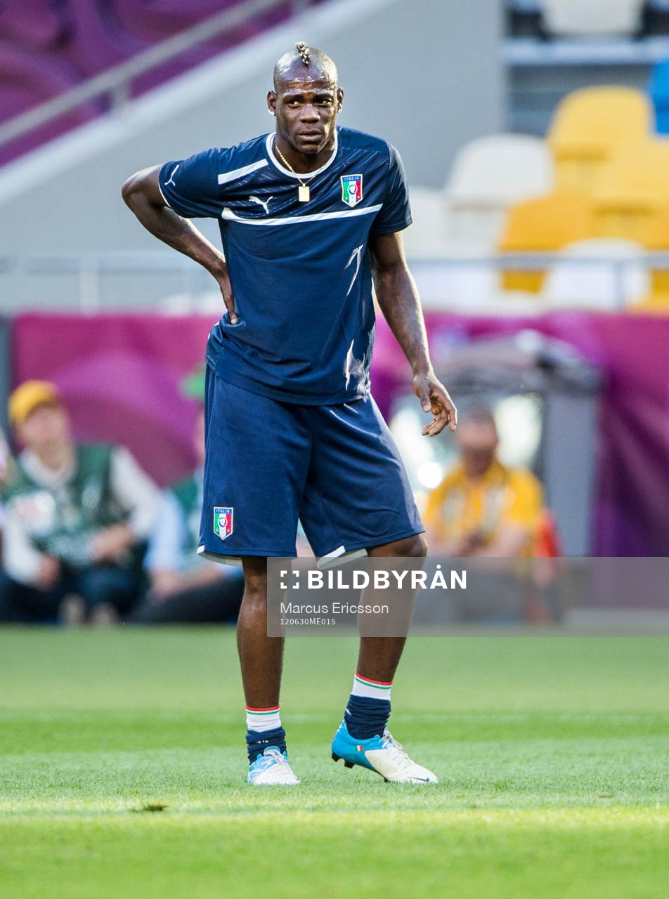  Italien tränar inför finalen. Mario Balotelli