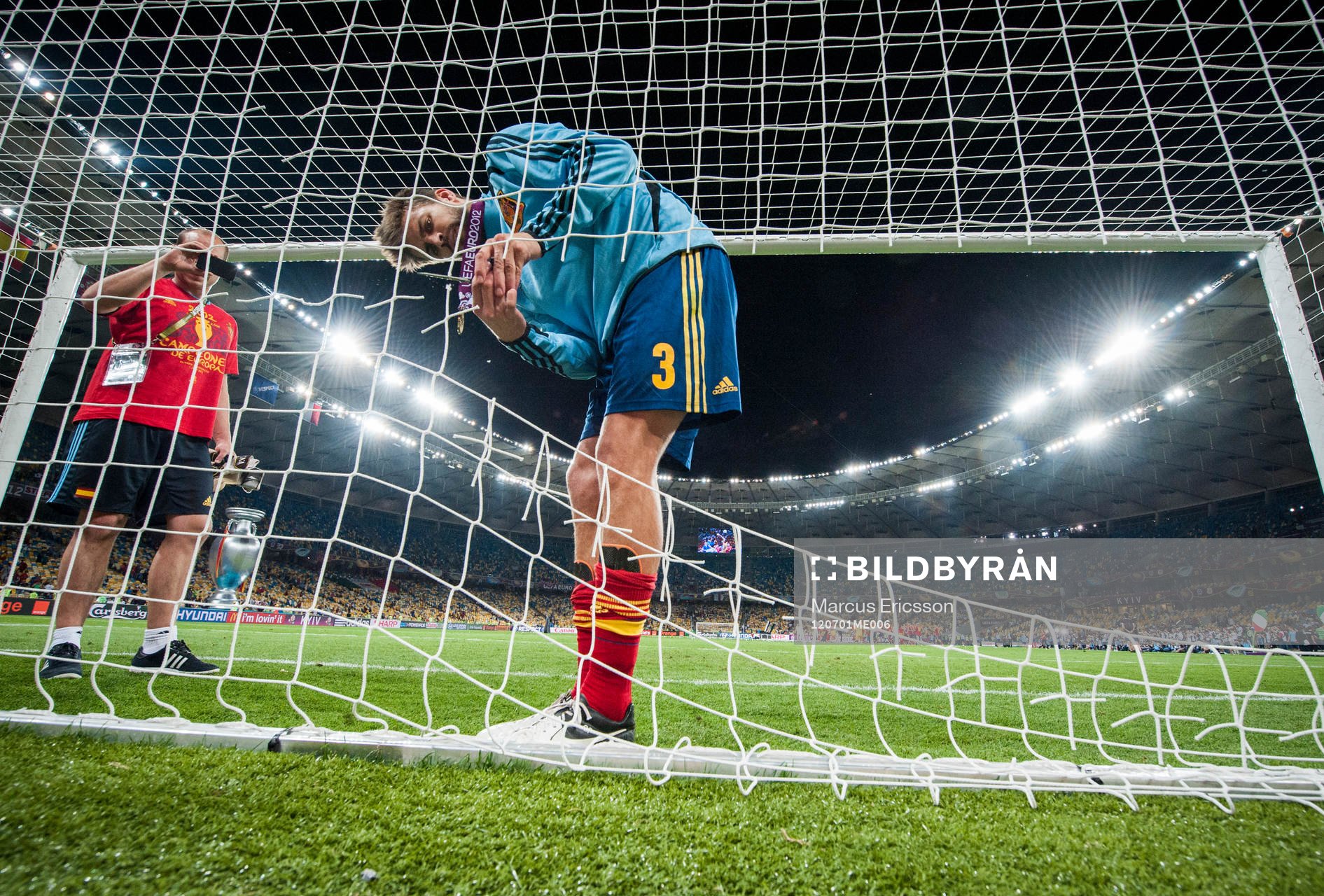 Gerard Pique, Spanien, klipper ut en bit av nätet i