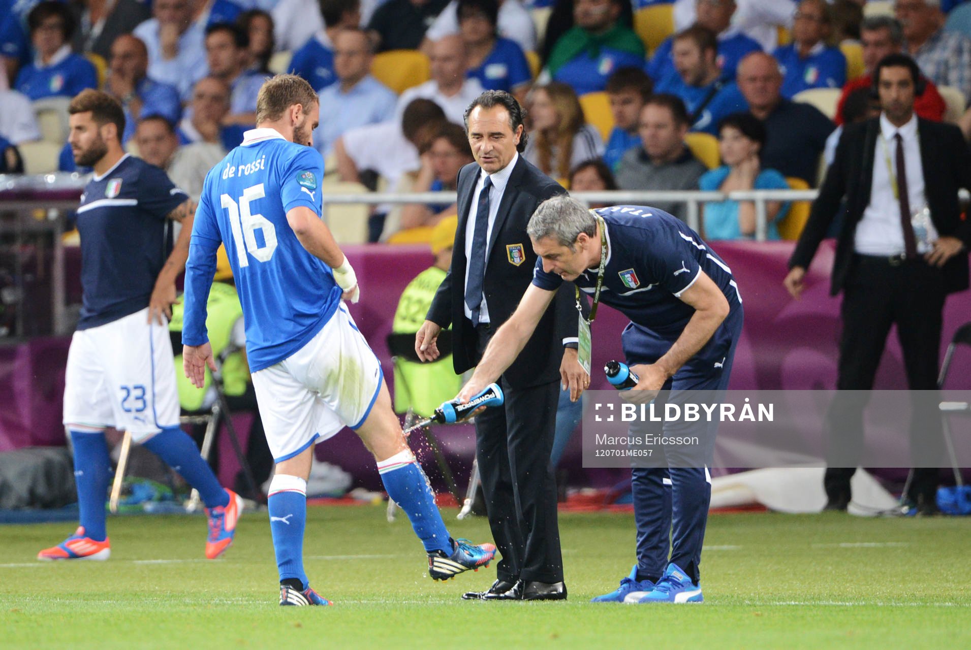 Daniele de Rossi, Italien, får knäet avspolat