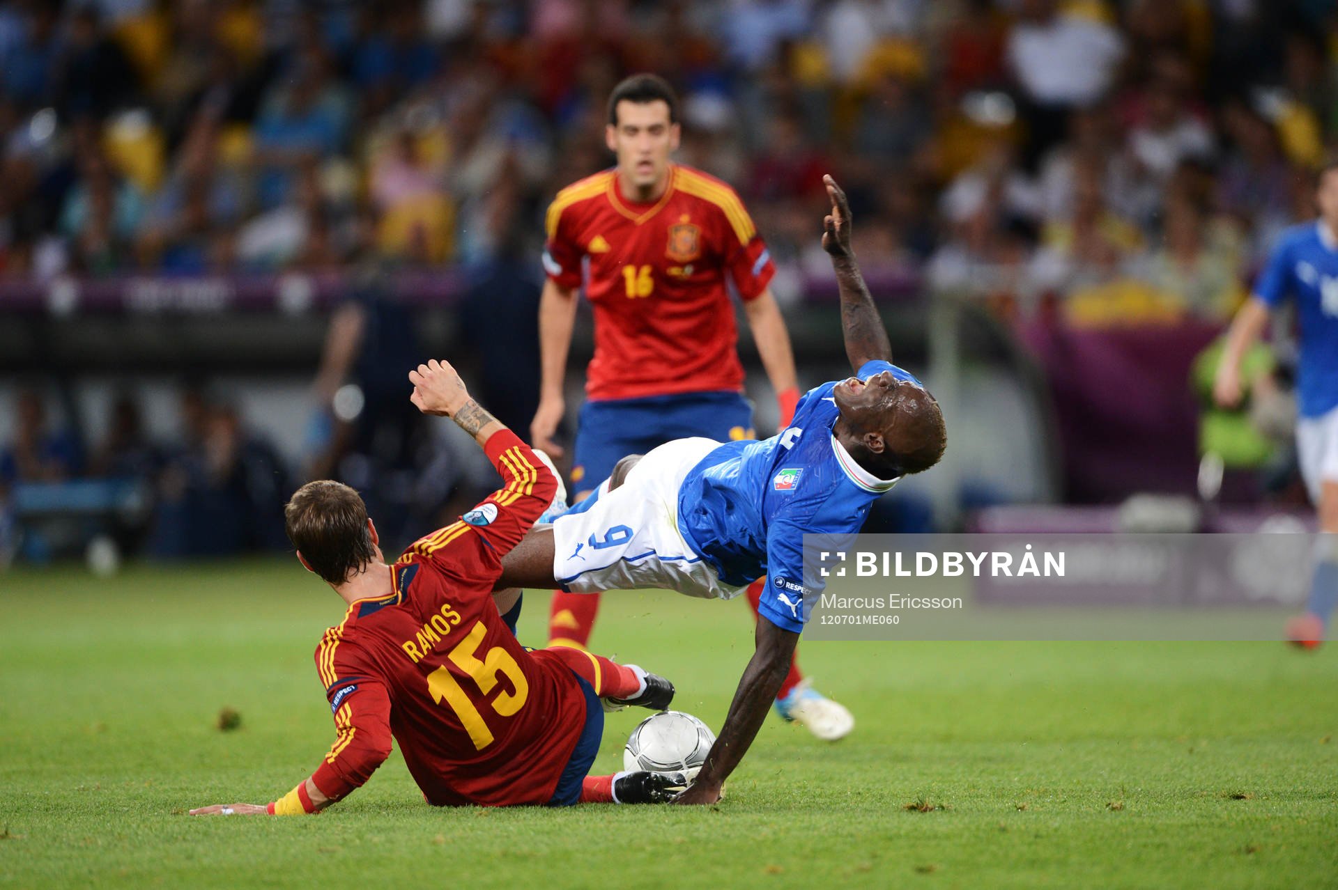 Sergio Ramos, Spanien, tacklar Mario Balotelli, Italien