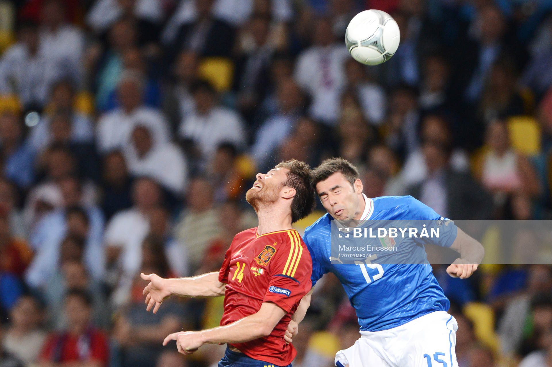 Xabi Alonso, Spanien och Andrea Barzagli, Italien, nickduell