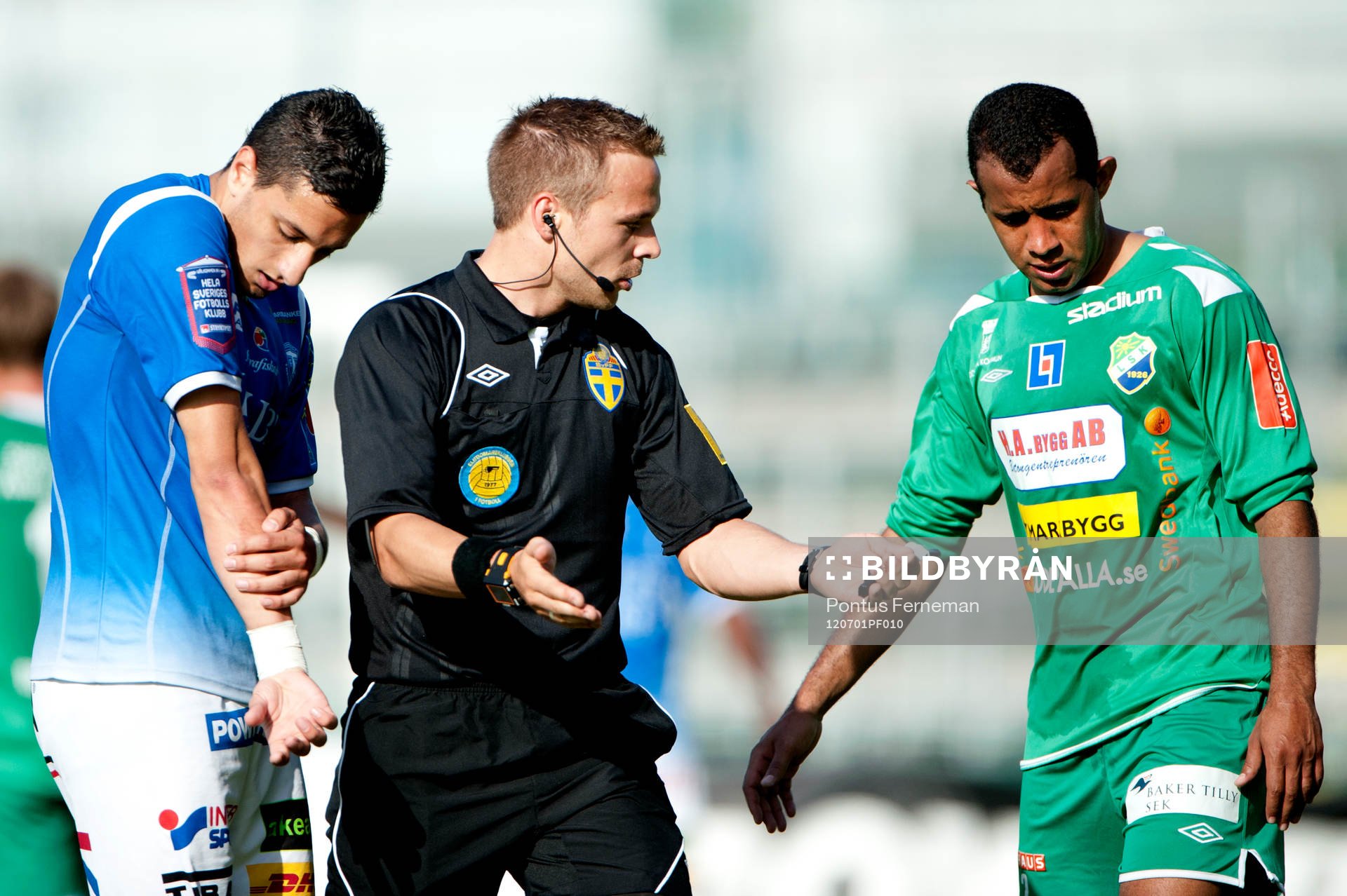  Mohamed Ramadan, Trelleborg, Kristoffer Karlsson, domare, Genalvo Da Silva Oliviera, Ljungskile, får båda gult kort.