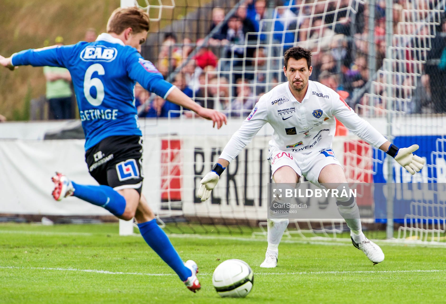 Johan Blomberg, Halmstad, laddar för skott mot Stojan