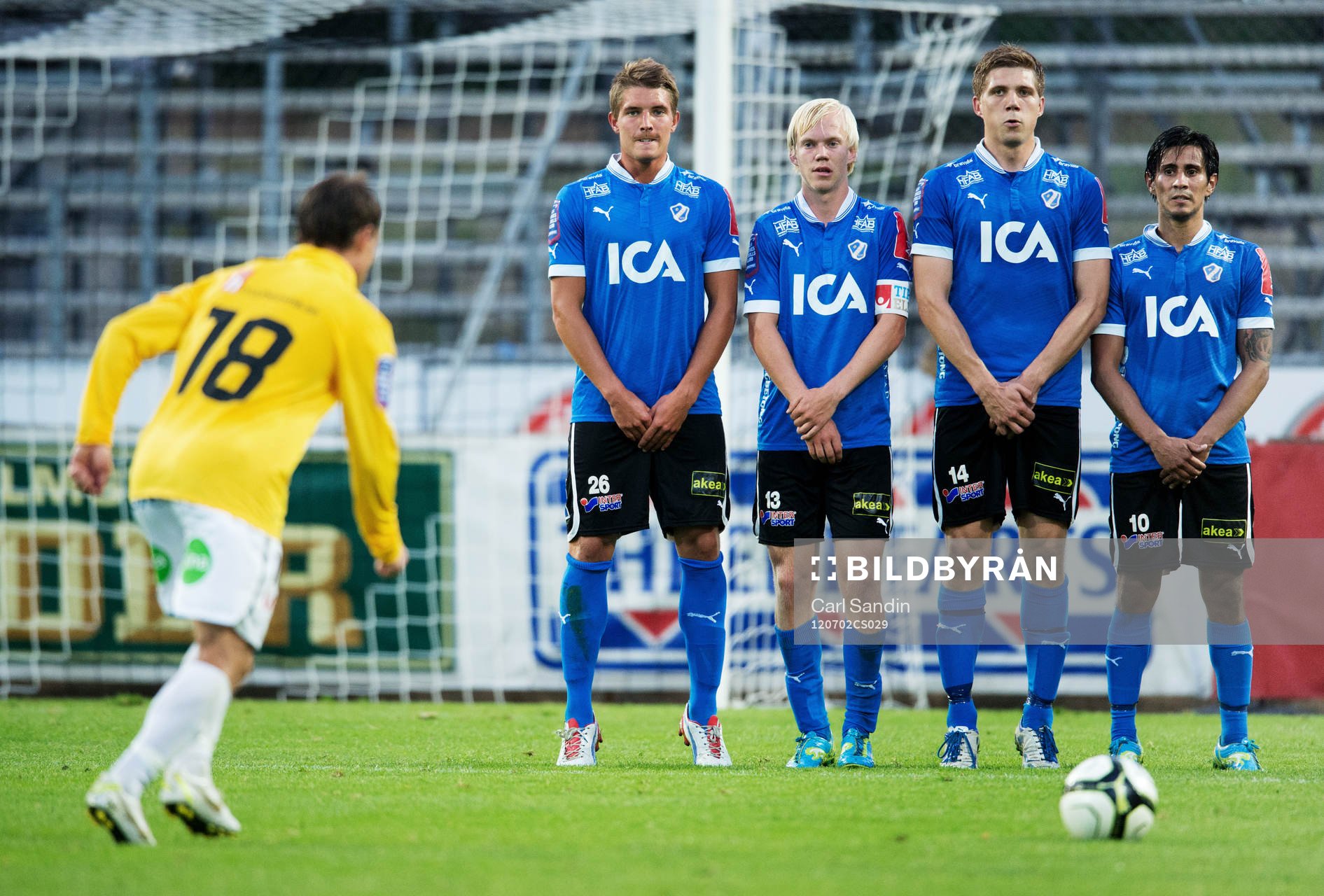  Joakim Wrele, Kristoffer Thydell, Mikael Boman, Antonio Rojas, Halmstad, står i muren när Anton Wede, Falkenberg, ska lägga en frispark. Mur, försvar.