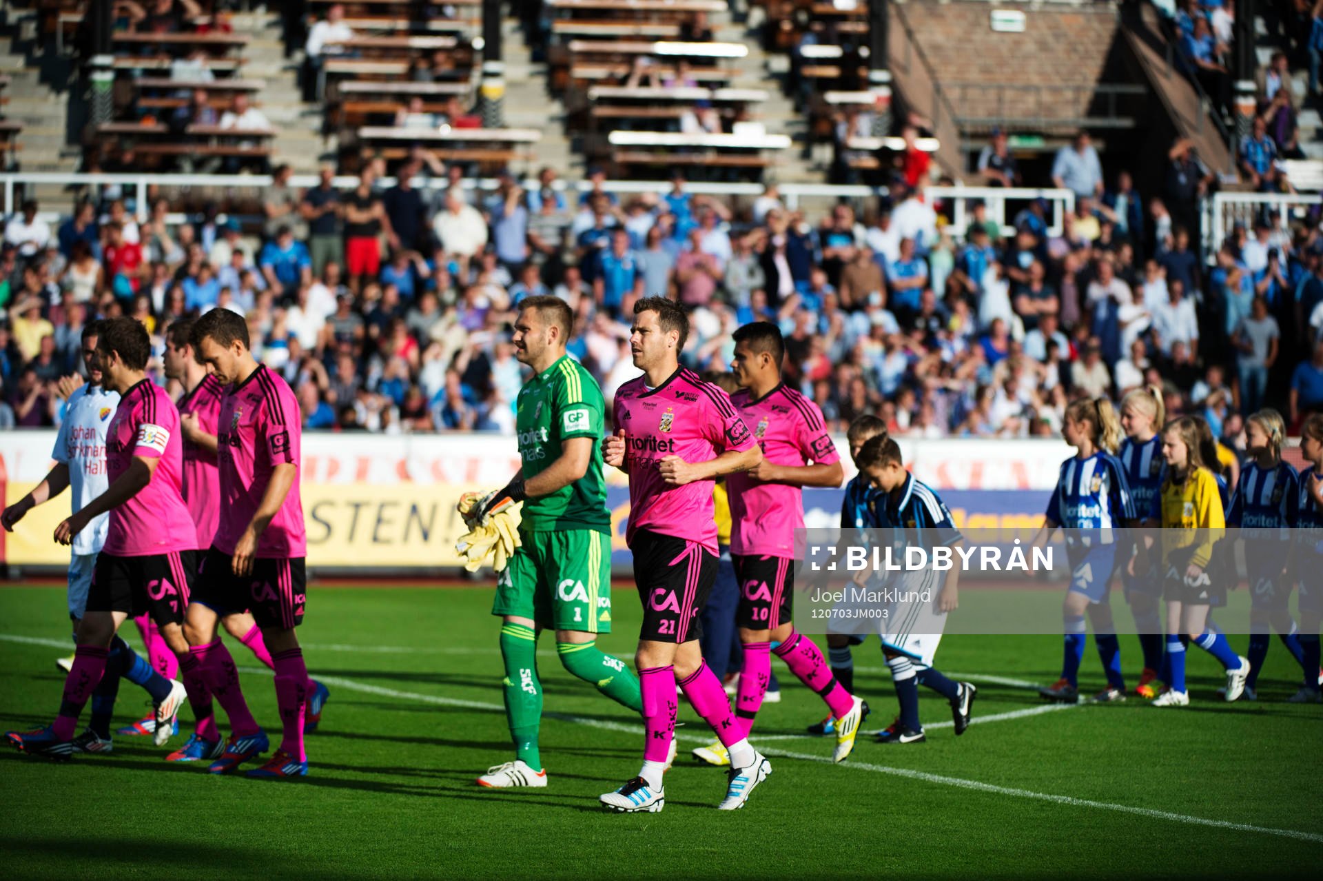 Matchen fick avbrytas direkt på grund av bengalrök från