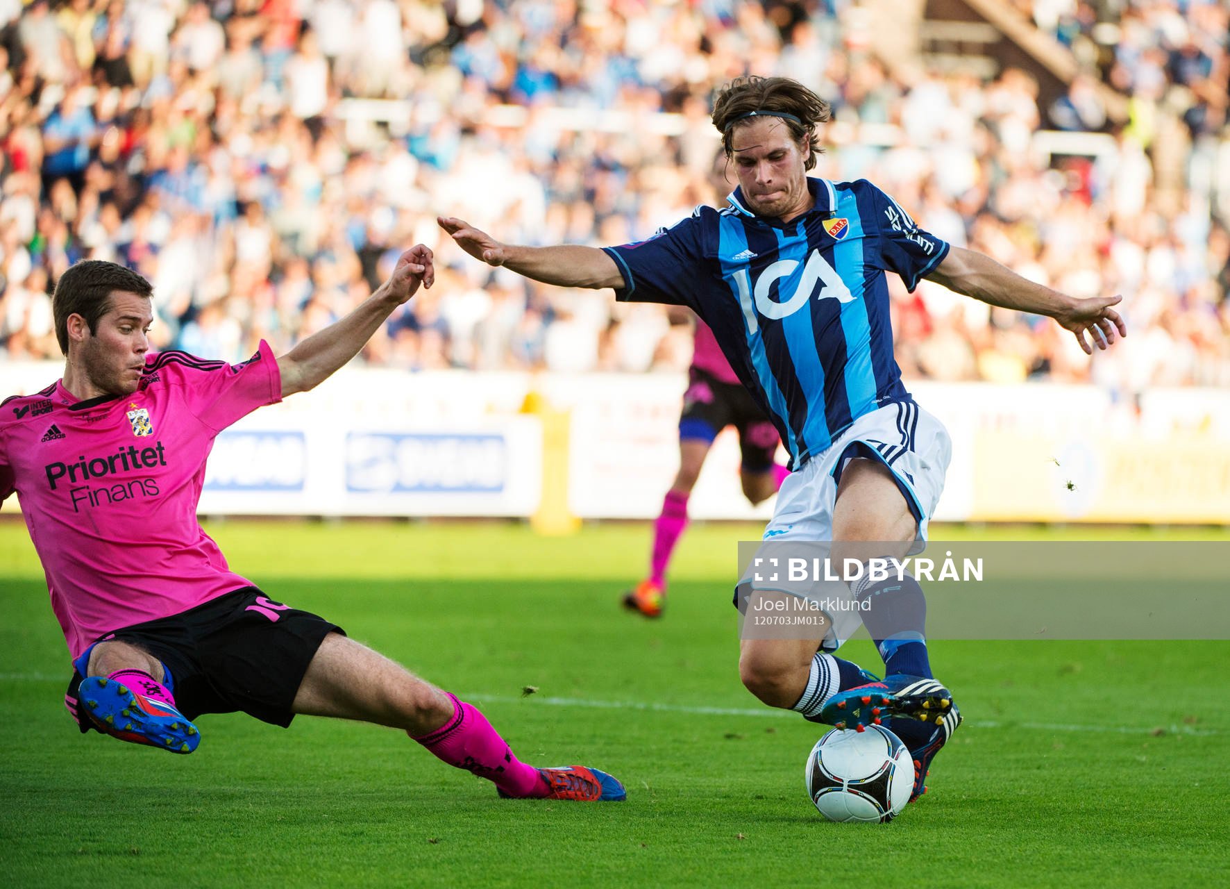 Emil Salomonsson, IFK Göteborg, utmanas av Sebastian