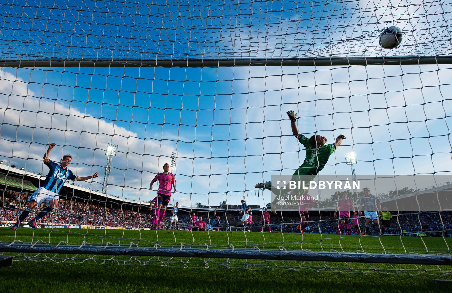  Kasper Hämäläinen, Djurgården, jublar när John Alvbåge, målvakt, IFK Göteborg, släpper in 1-1-målet. Jubel.