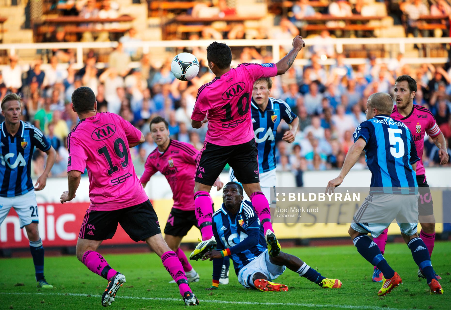 Daniel Sobralense, IFK Göteborg, tar ner bollen och oroar