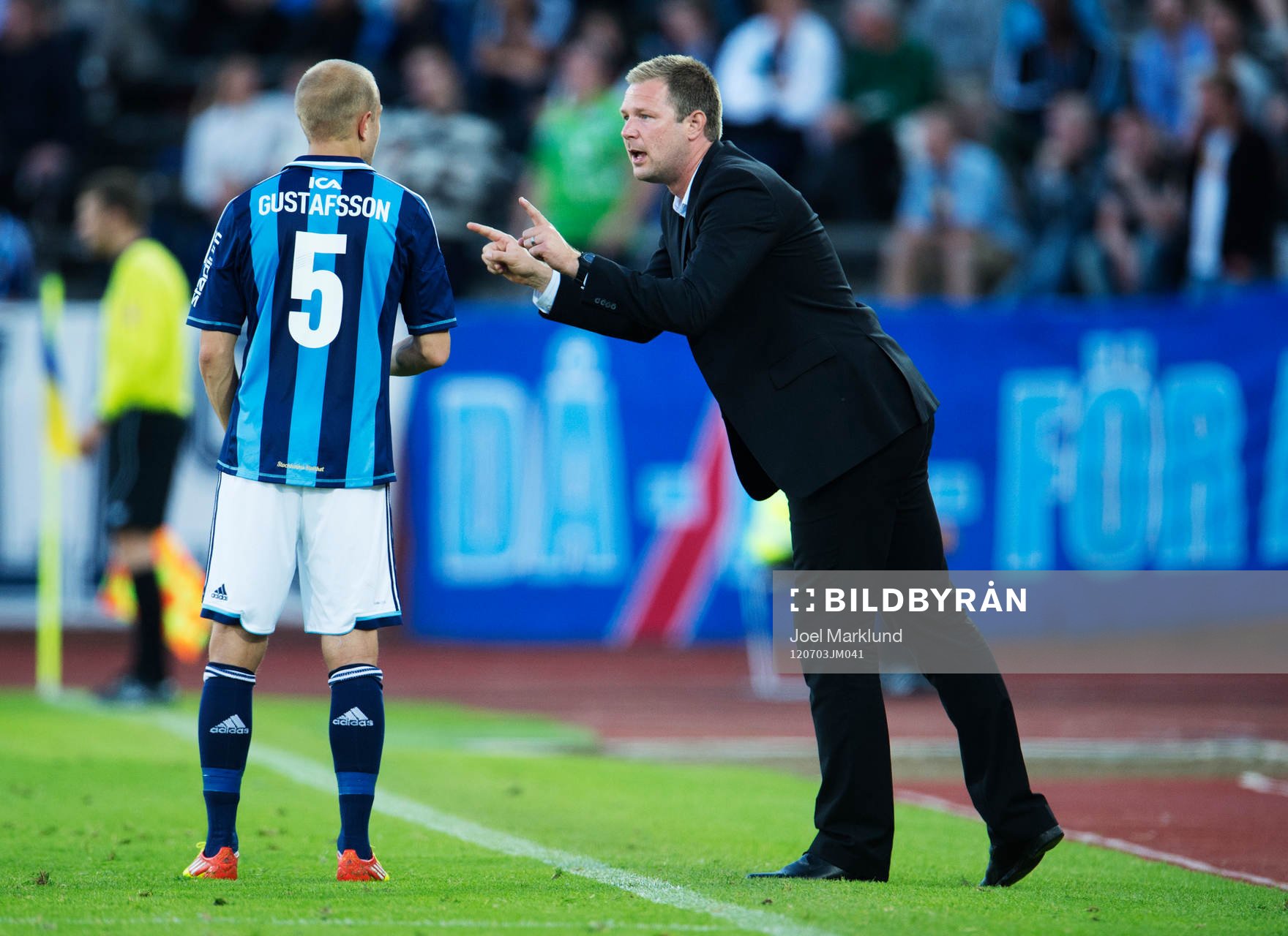 Petter Gustafsson får instruktioner av Magnus Pehrsson,