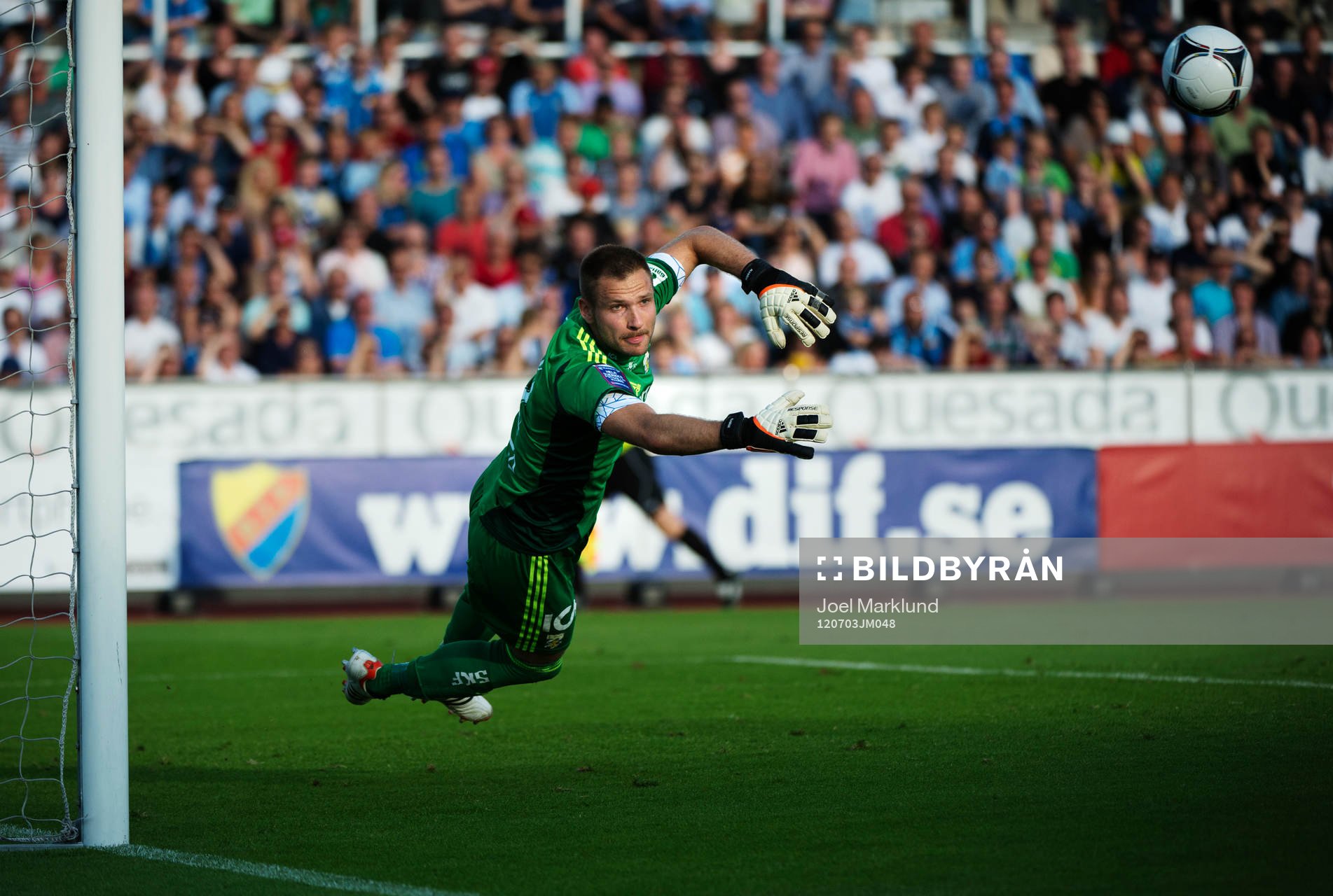 John Alvbåge, målvakt, IFK Göteborg, slänger sig