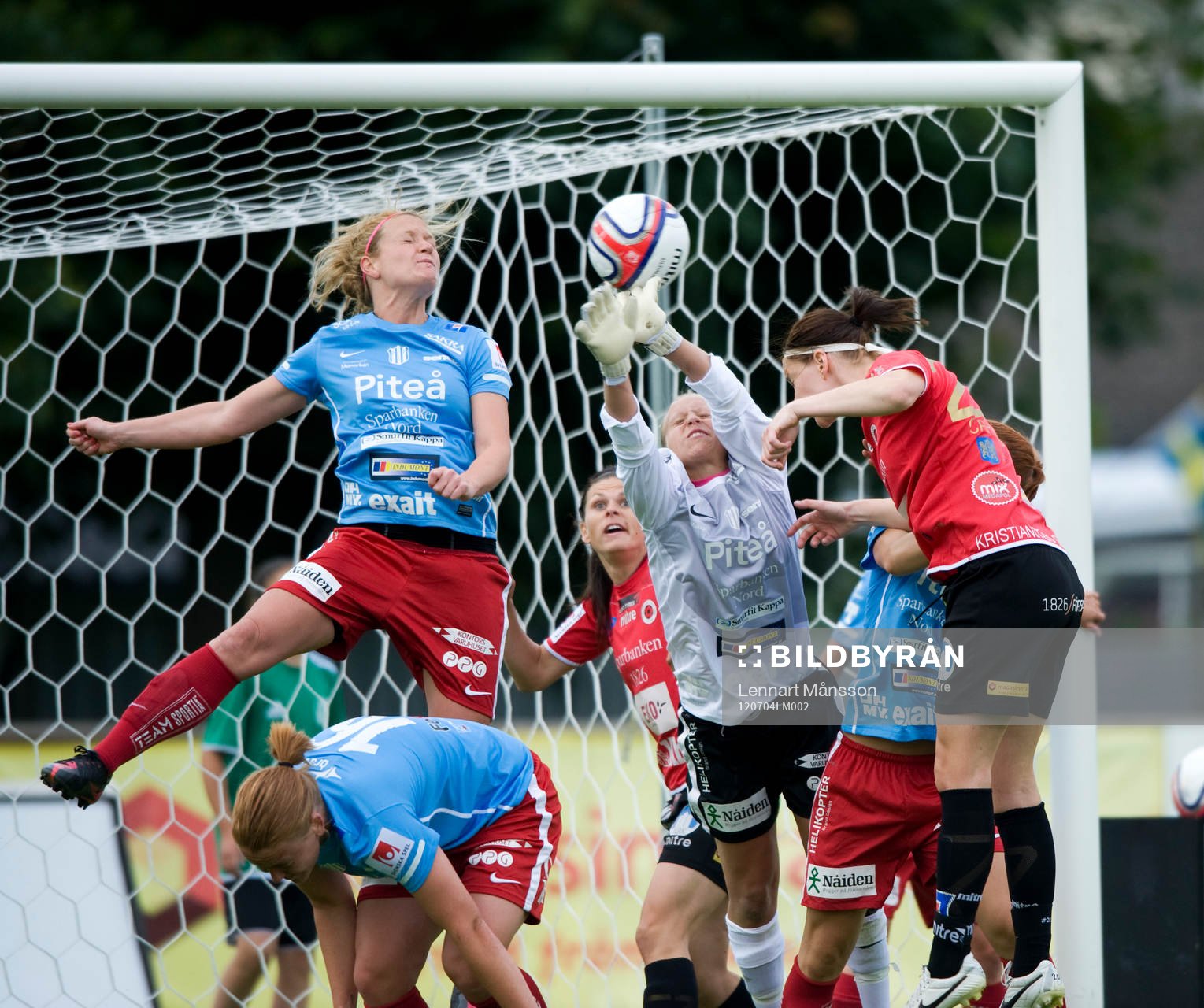 Maria Rönnbäck, målvakt, Piteå, räddar framför Mia