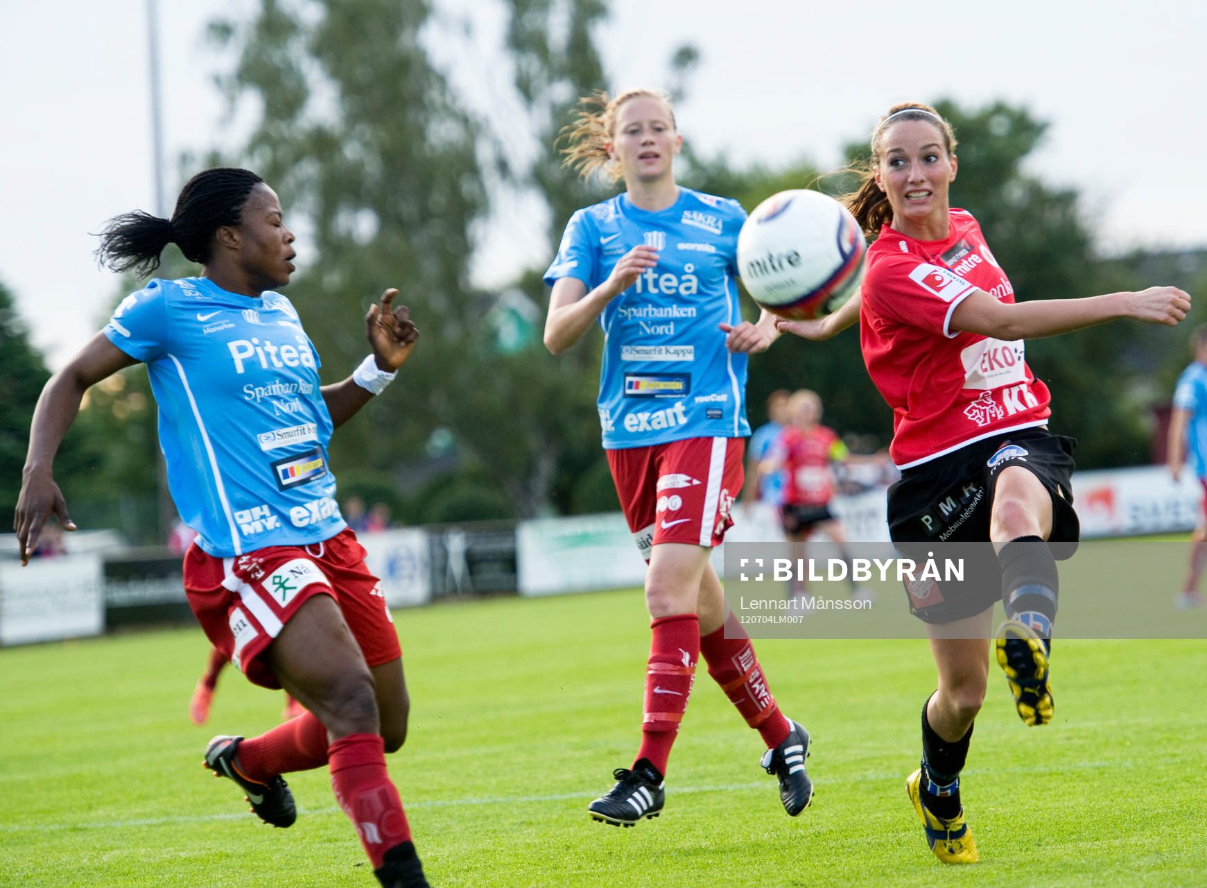 Kosovare Asllani, Kristianstad och Faith Ikidi, Piteå