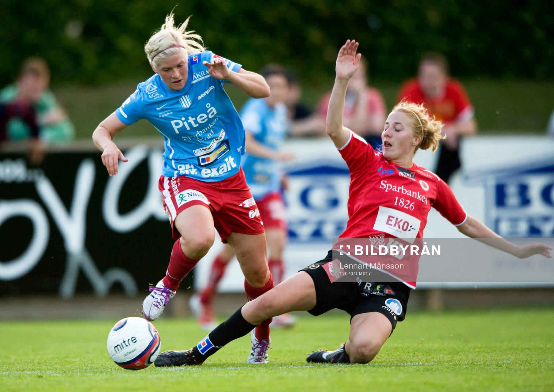 Jessica Olovsson, Piteå, tacklas av Rebecca Edwards,