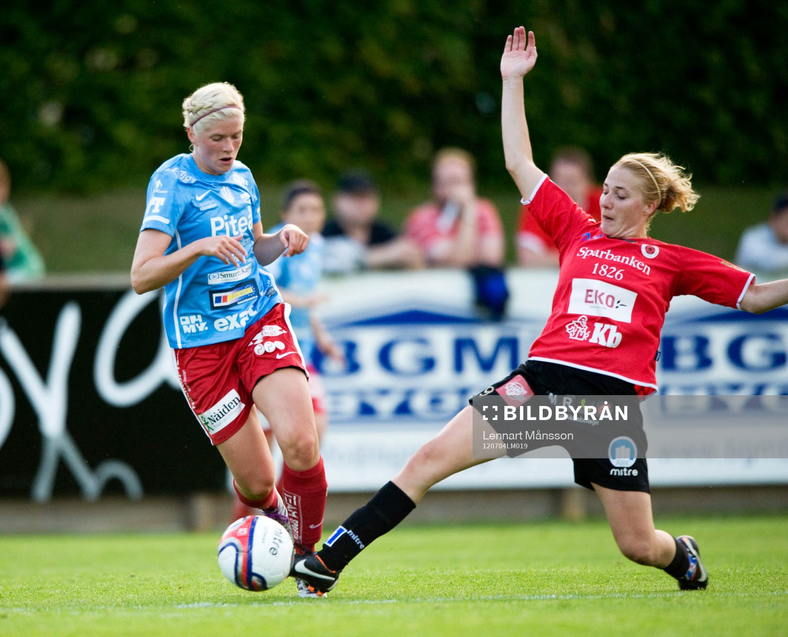 Jessica Olovsson, Piteå, tacklas av Rebecca Edwards,