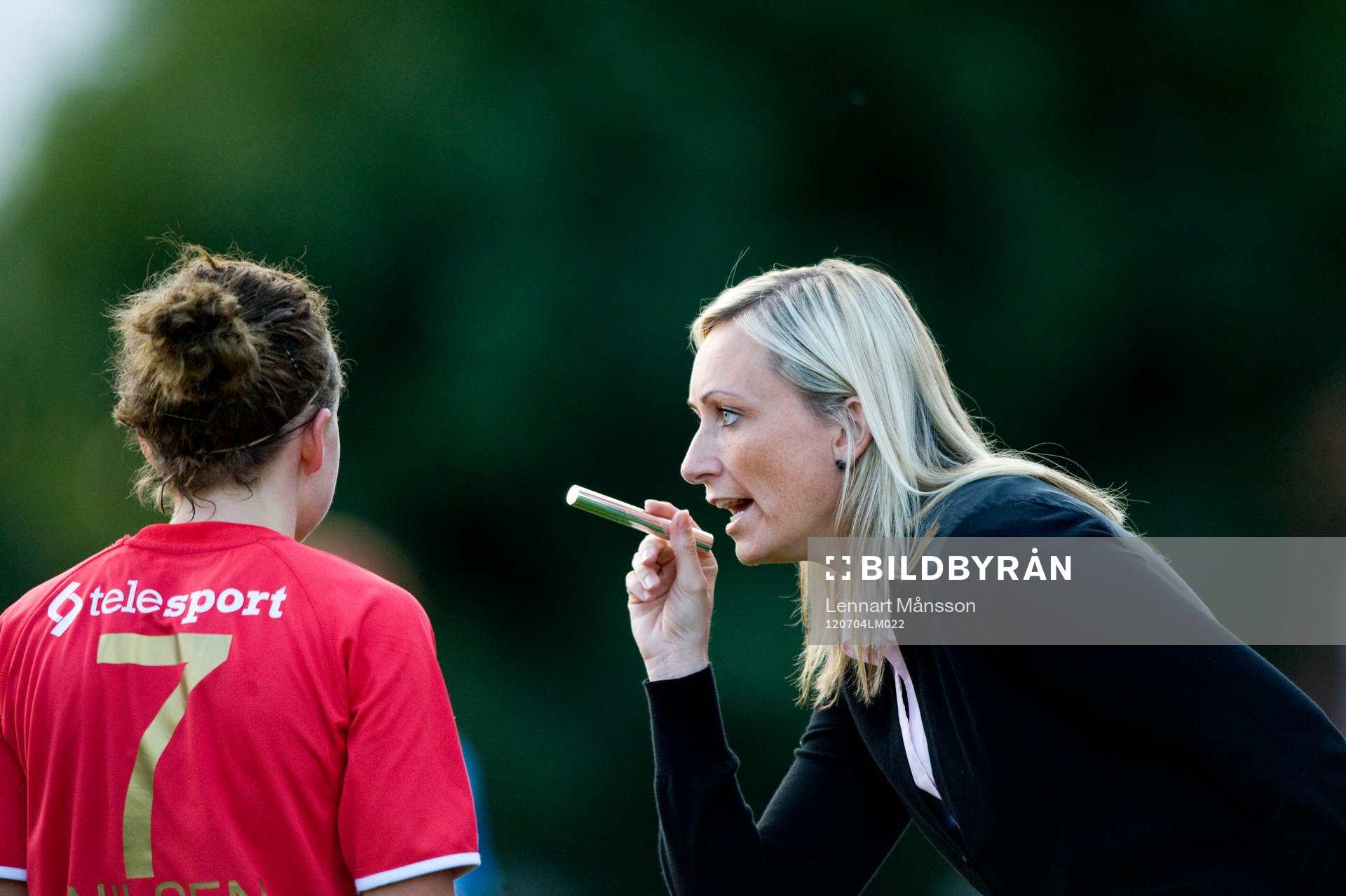 Elisabet Gunnarsdottir, tränare, Kristianstad, instruerar
