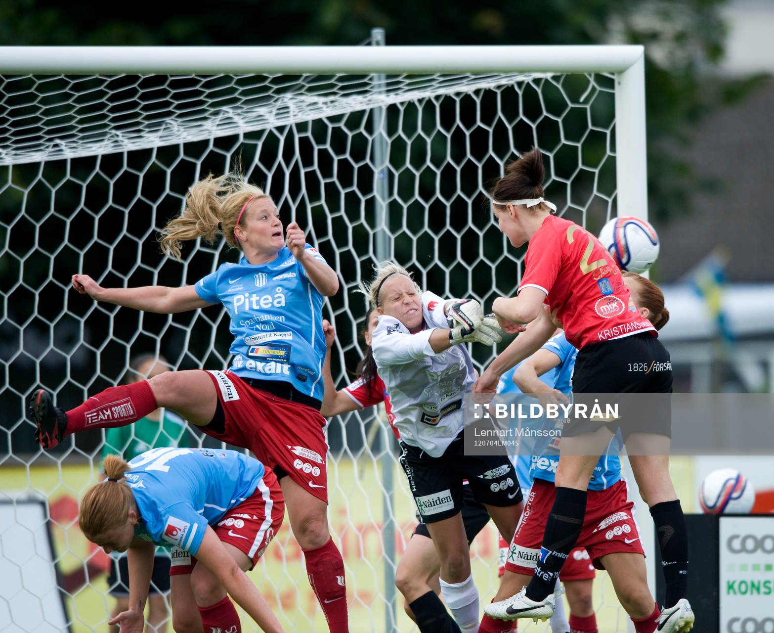 Maria Rönnbäck, målvakt, Piteå, framför Mia Carlsson,
