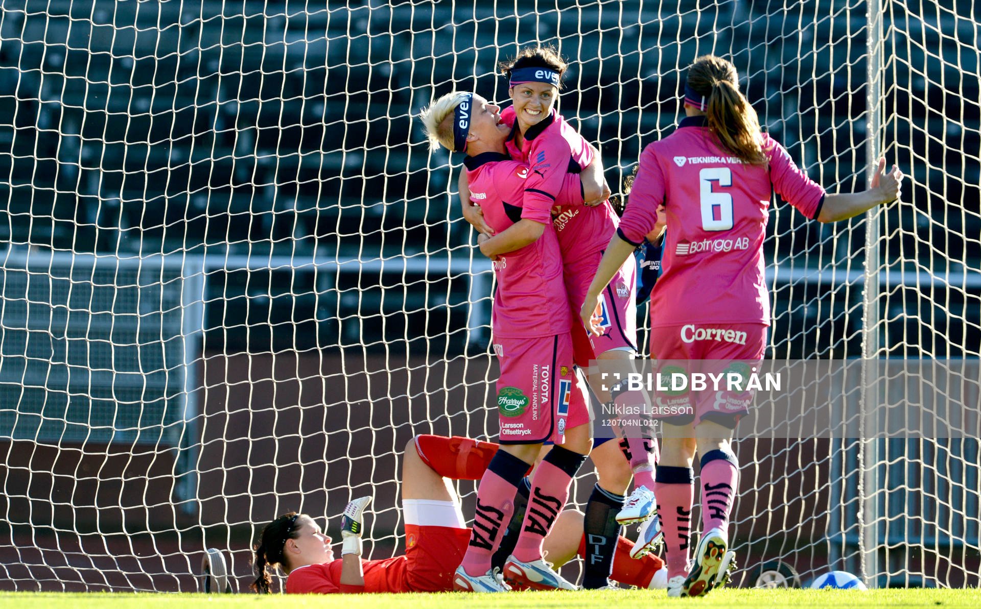 Fotboll, dam, damallsvenskan, Djurgården - Linköping: Nilla Fisher gratulerar Nora Holstad Berge efter att hon gjort 0-1 till Linköping. Jubel, glädje.