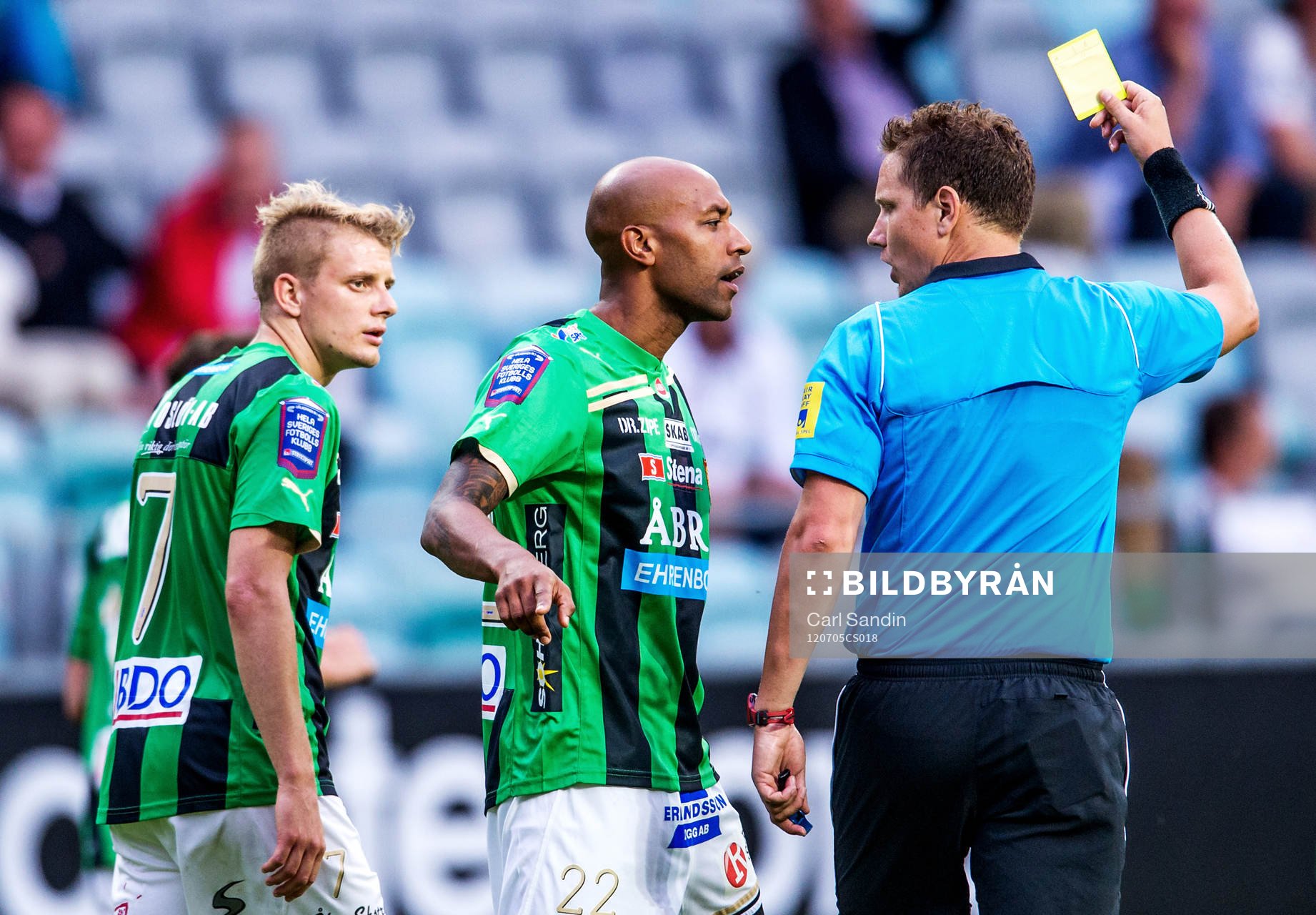 Jeffrey Aubynn, GAIS, snackar till sig ett gult kort,
