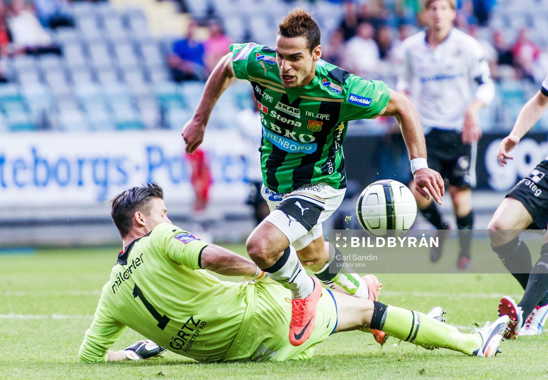 Mervan Celik, GAIS, fälls av Jonas Sandqvist, målvakt,