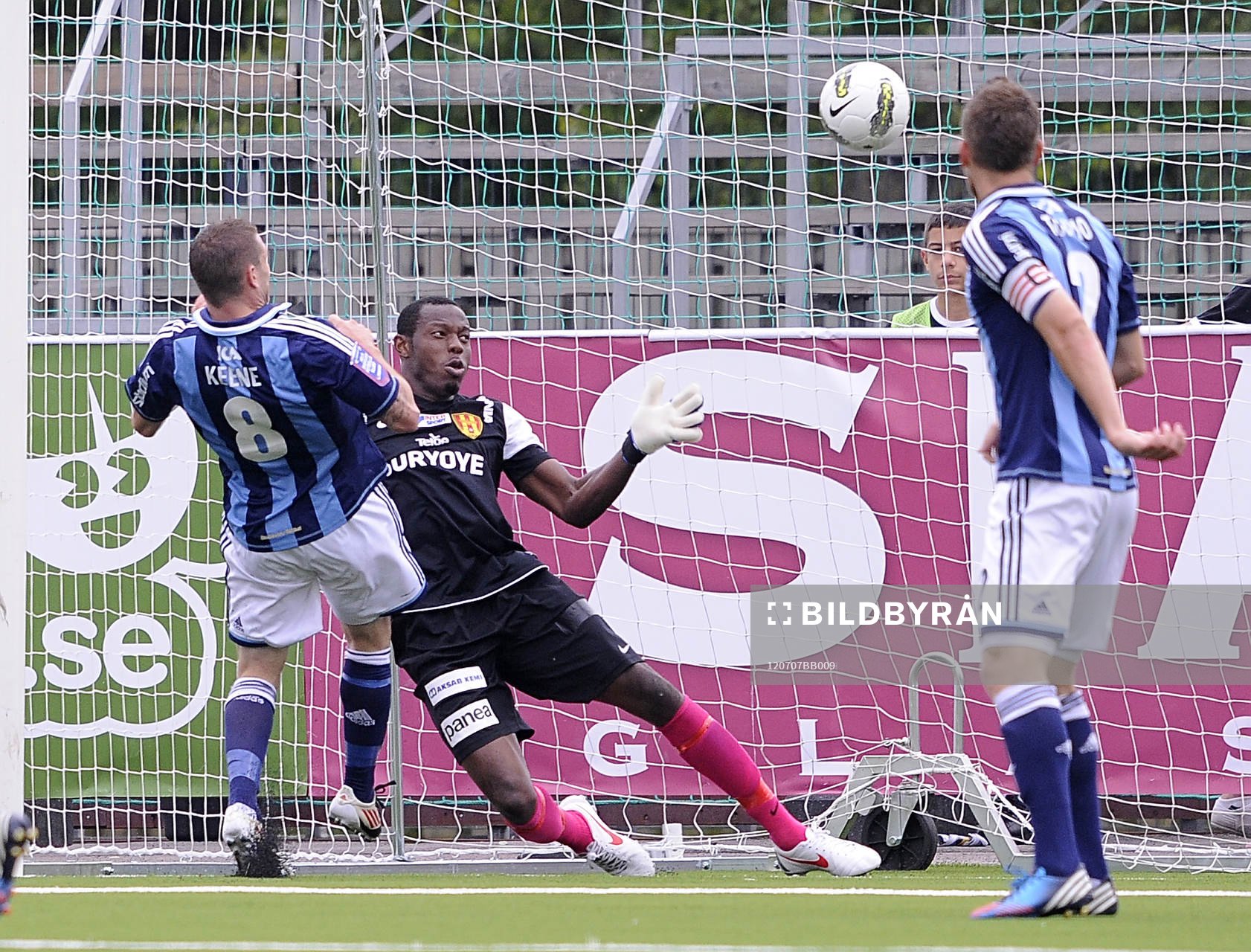  James Keene, Djurgården, gör 1-1 bakom Dwayne Miller, målvakt, Syrianska.