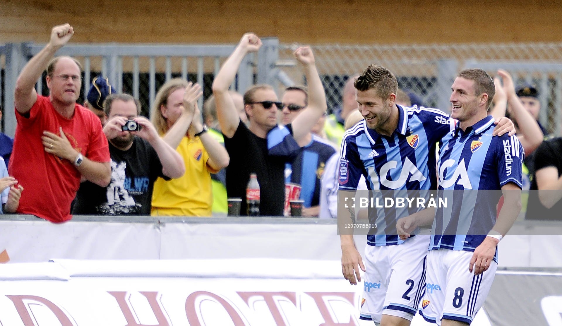   James Keene, Djurgården, grattas efter sitt 1-1 mål av Joona Toivio. Jubel, glädje.